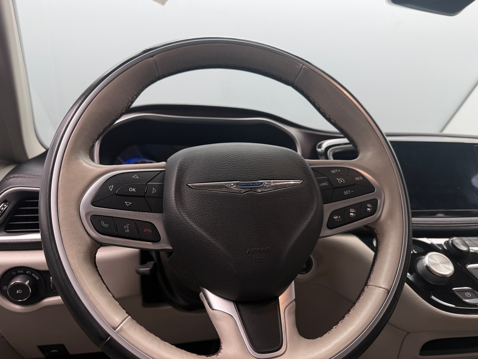 Thumbnail: 2017 Chrysler Pacifica - 4