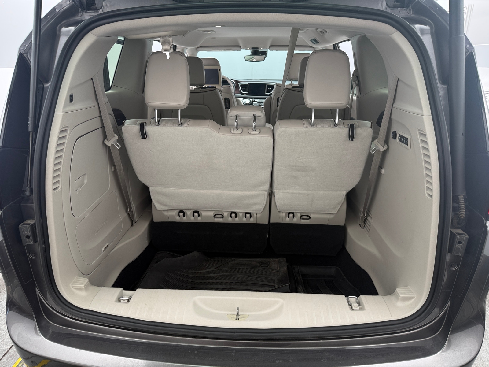 Thumbnail: 2017 Chrysler Pacifica - 6