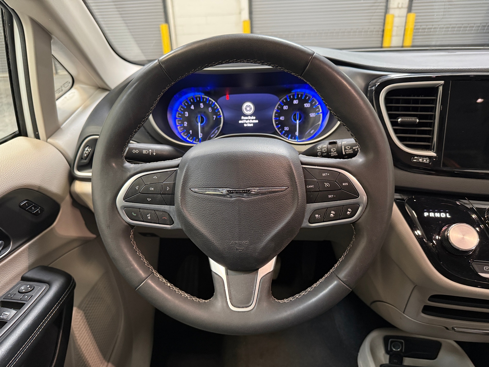 Thumbnail: 2023 Chrysler Pacifica - 4