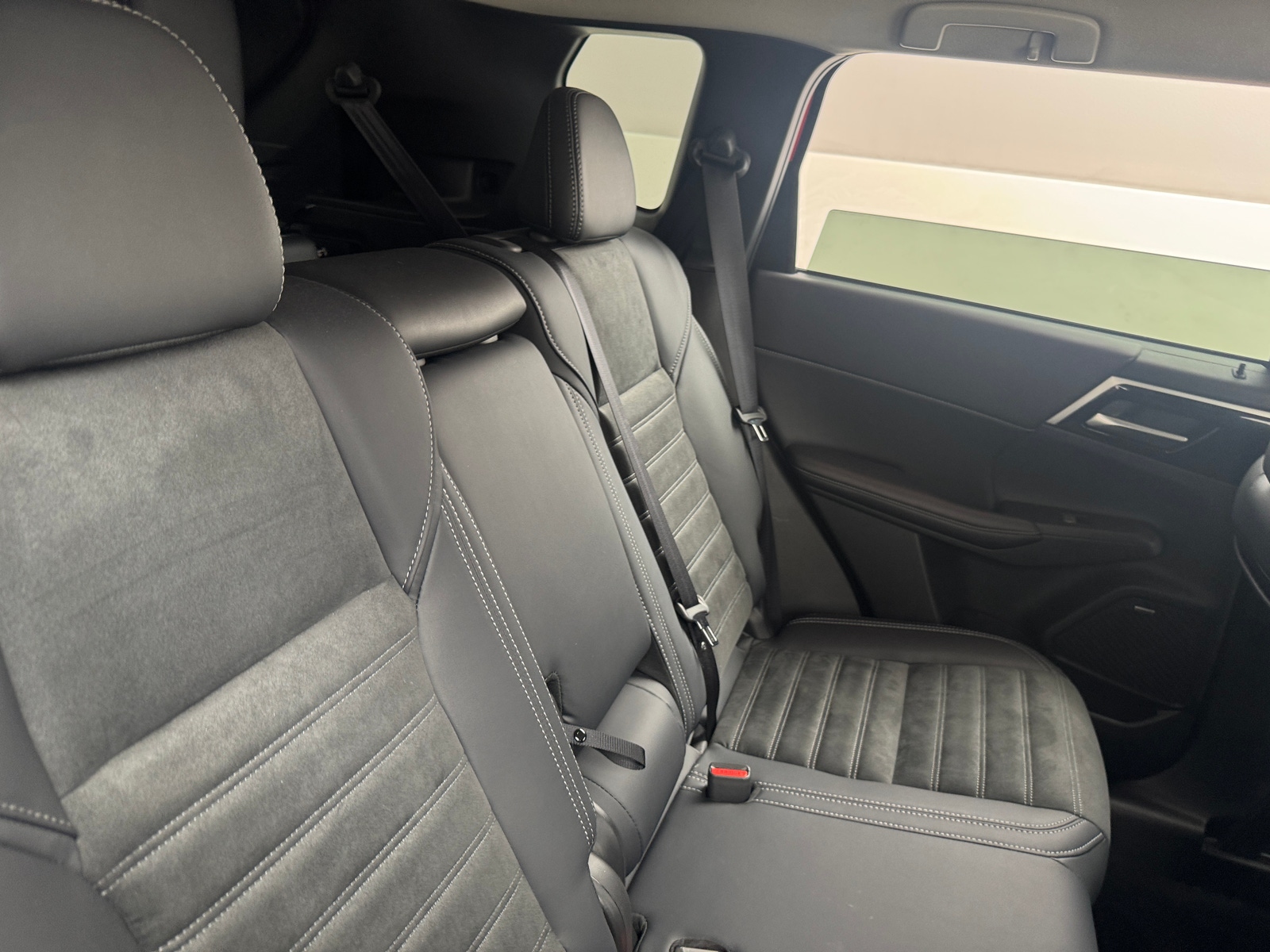 Thumbnail: 2025 Mitsubishi Outlander - 5