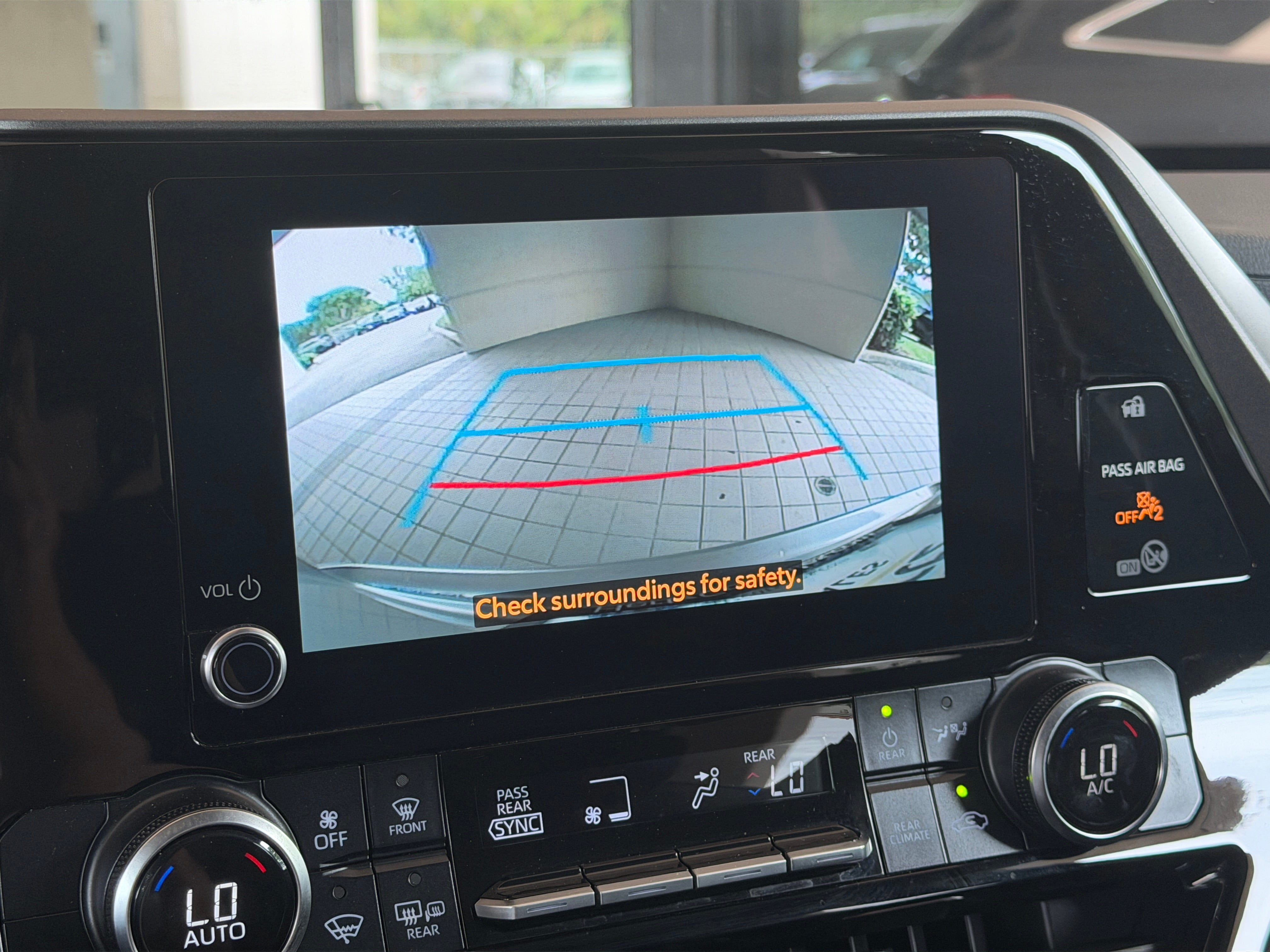 2025 Toyota Highlander LE - Photo 3