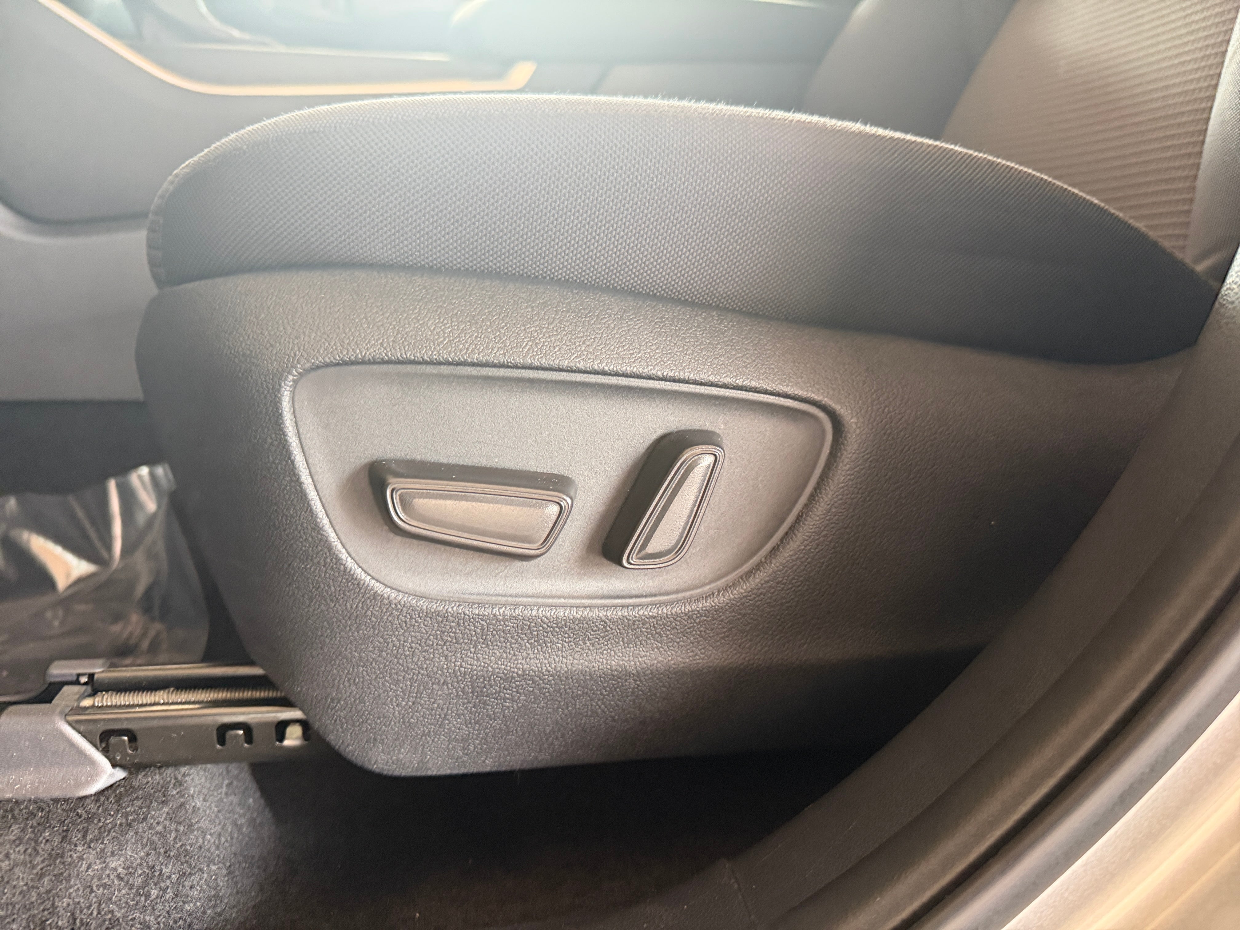 2025 Toyota Highlander LE - Photo 8