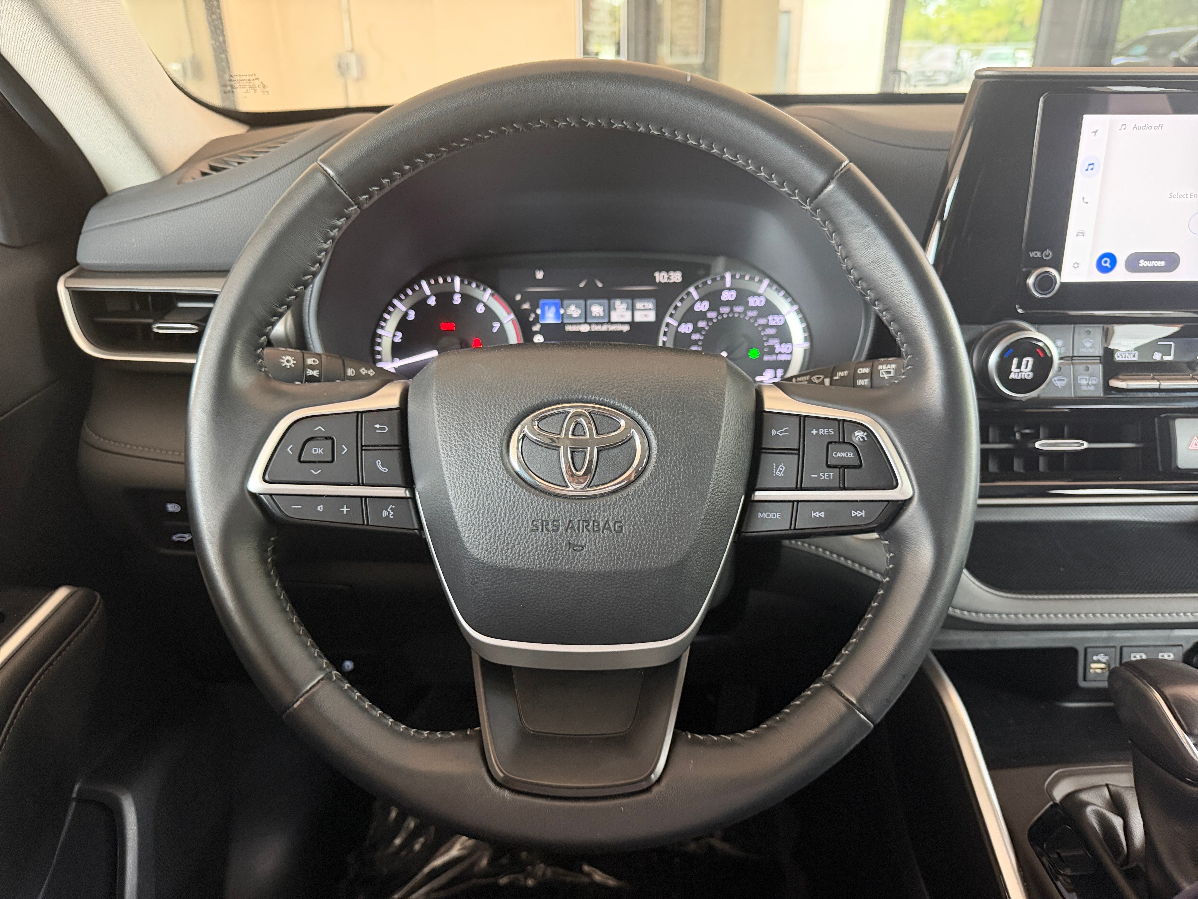 2025 Toyota Highlander LE - Photo 5