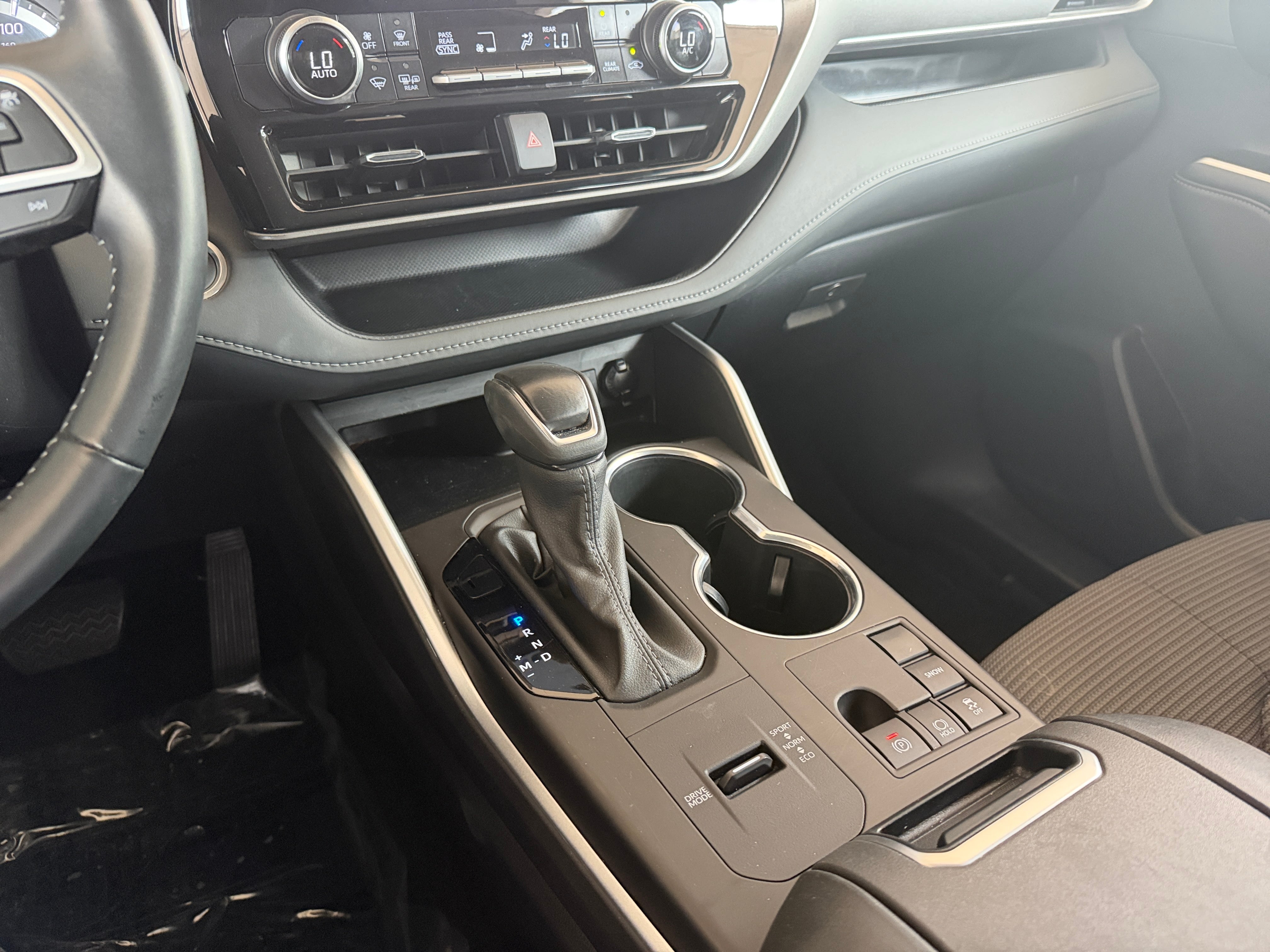 2025 Toyota Highlander LE - Photo 4