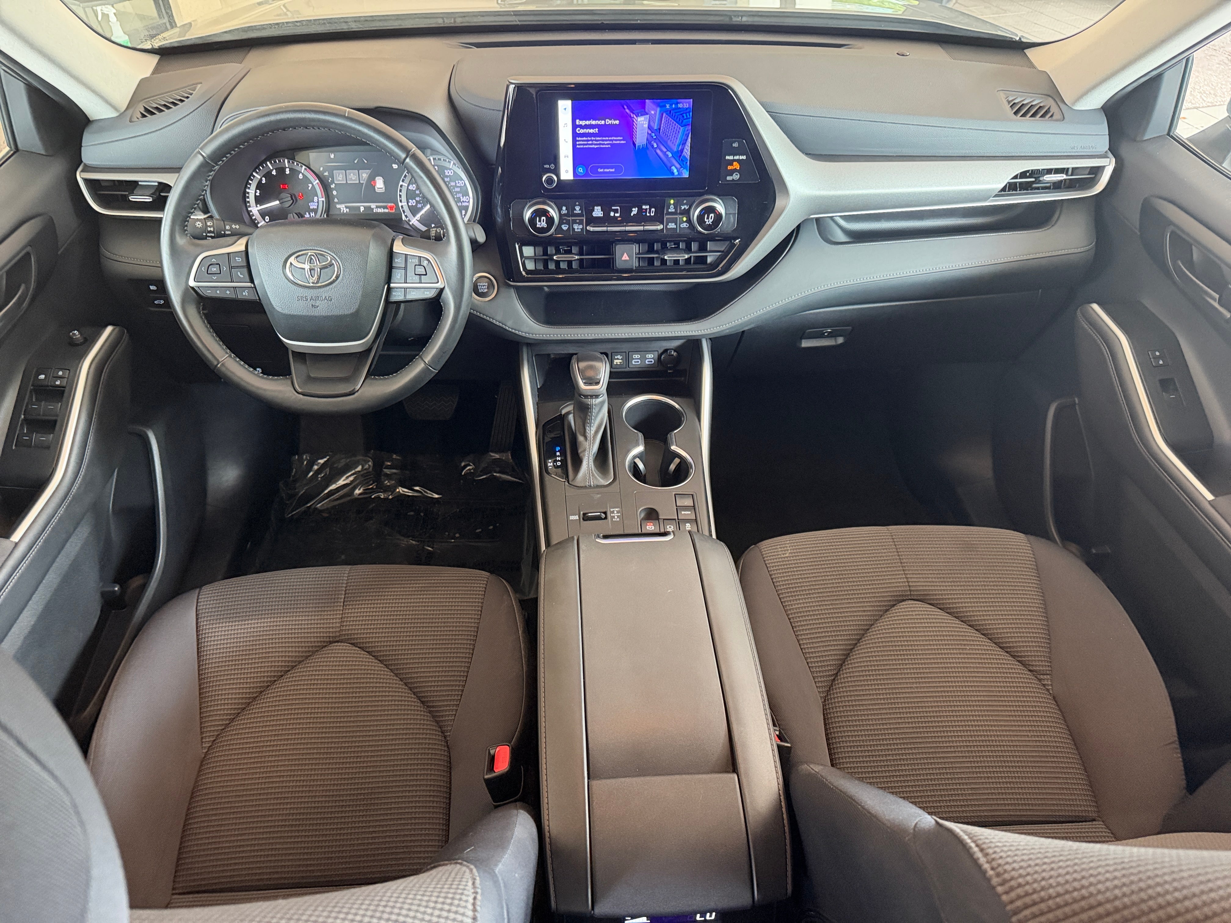 2025 Toyota Highlander LE - Photo 6