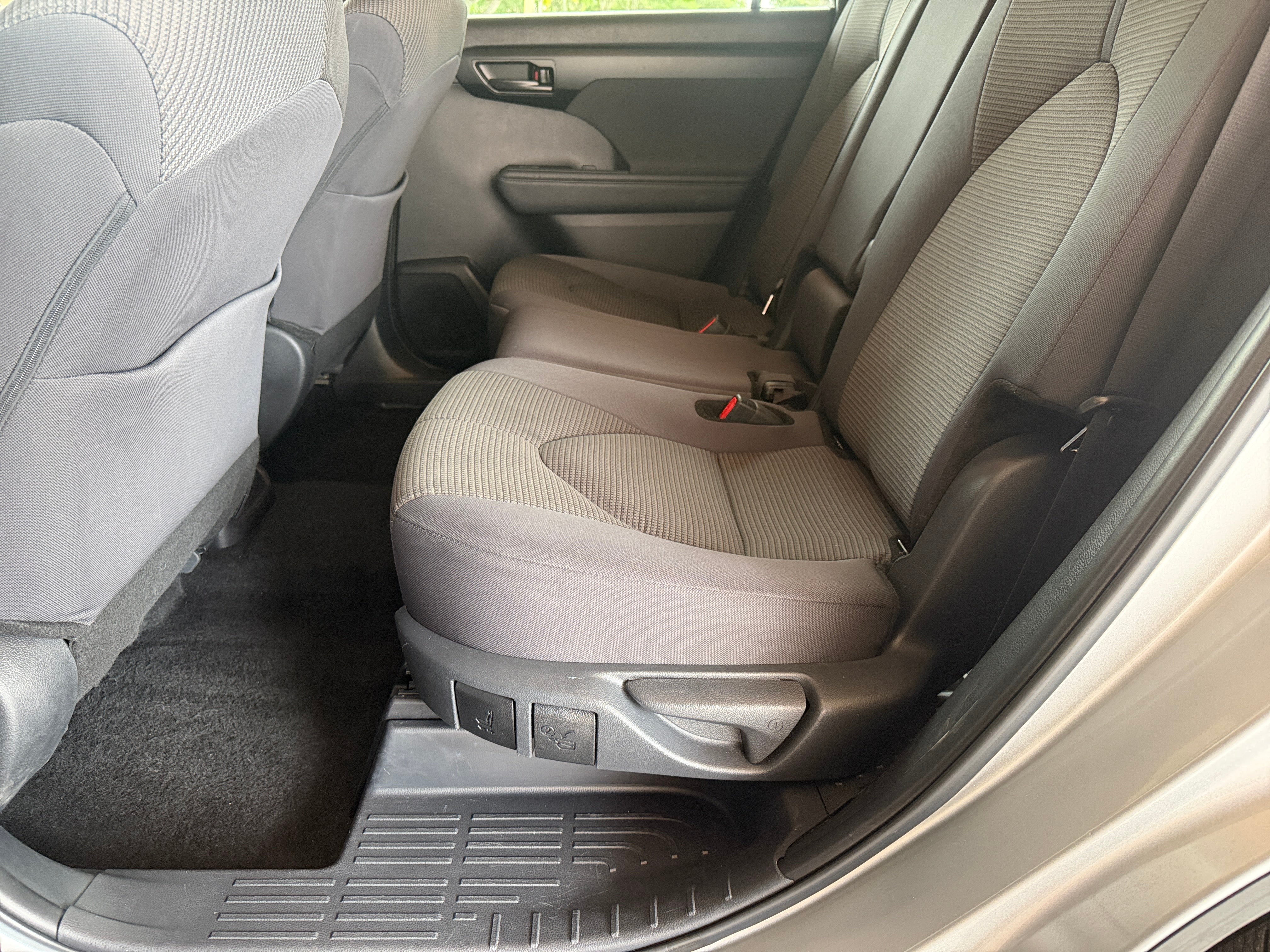 2025 Toyota Highlander LE - Photo 11