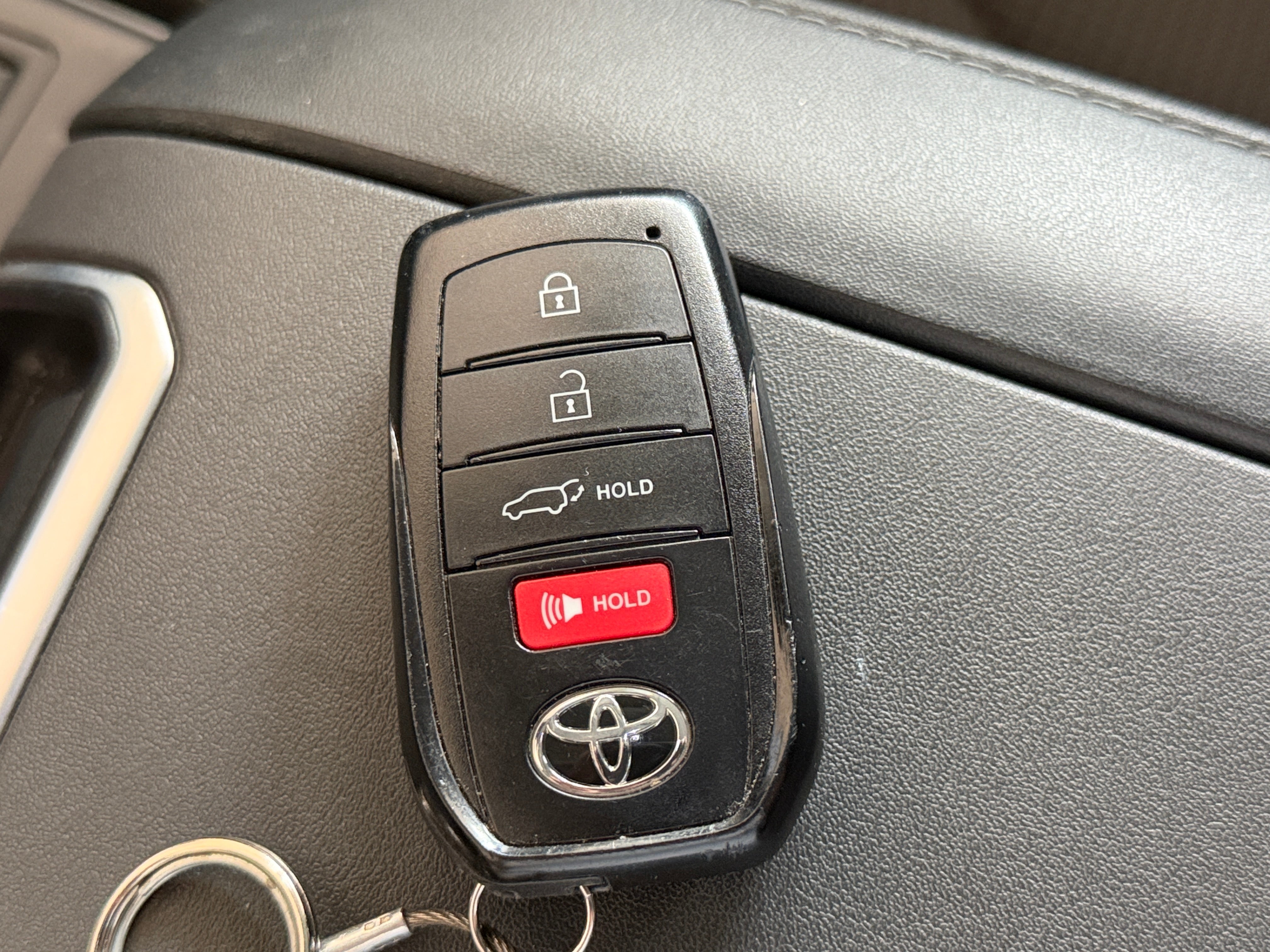 2025 Toyota Highlander LE - Photo 12