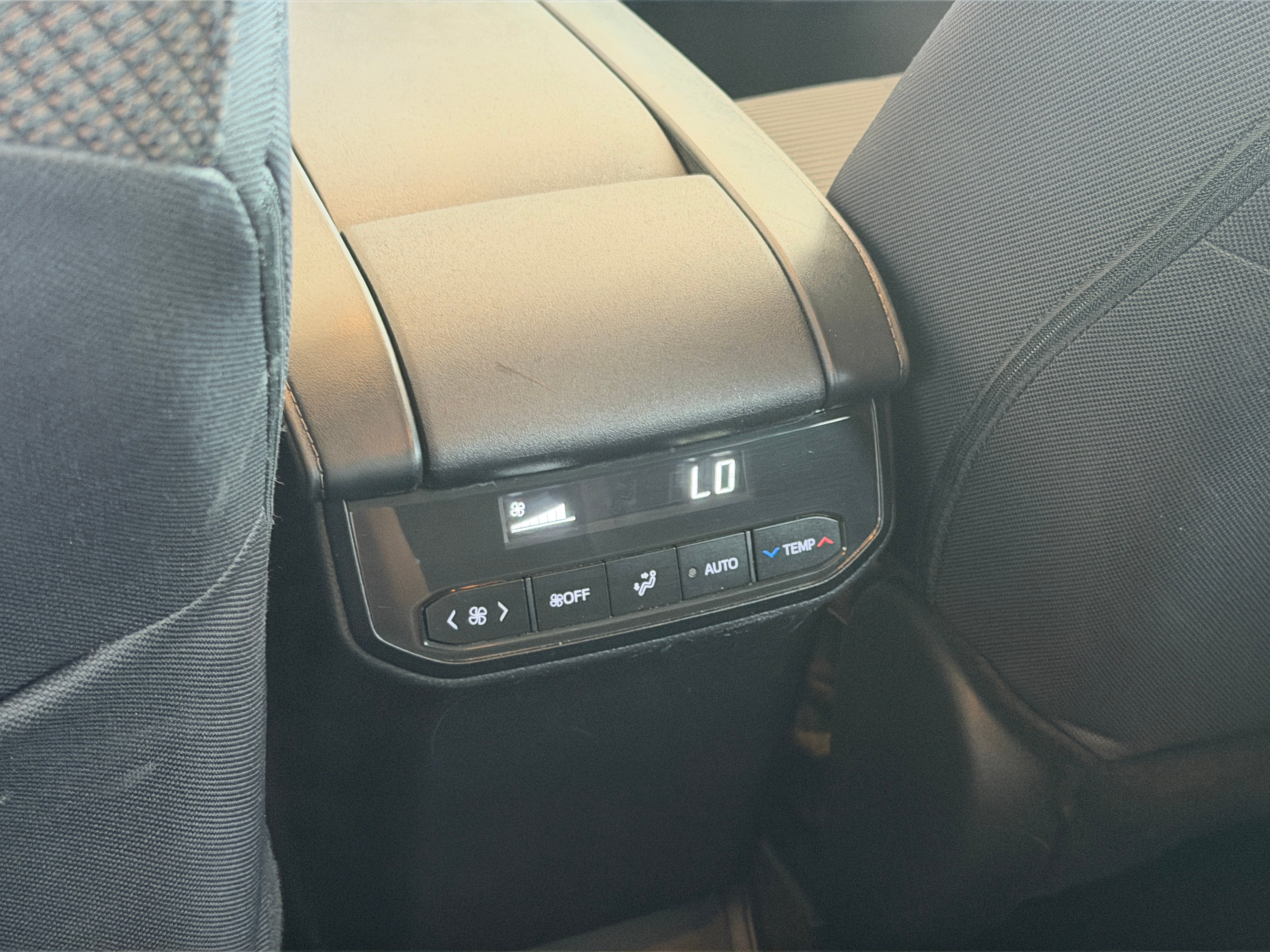 2025 Toyota Highlander LE - Photo 13