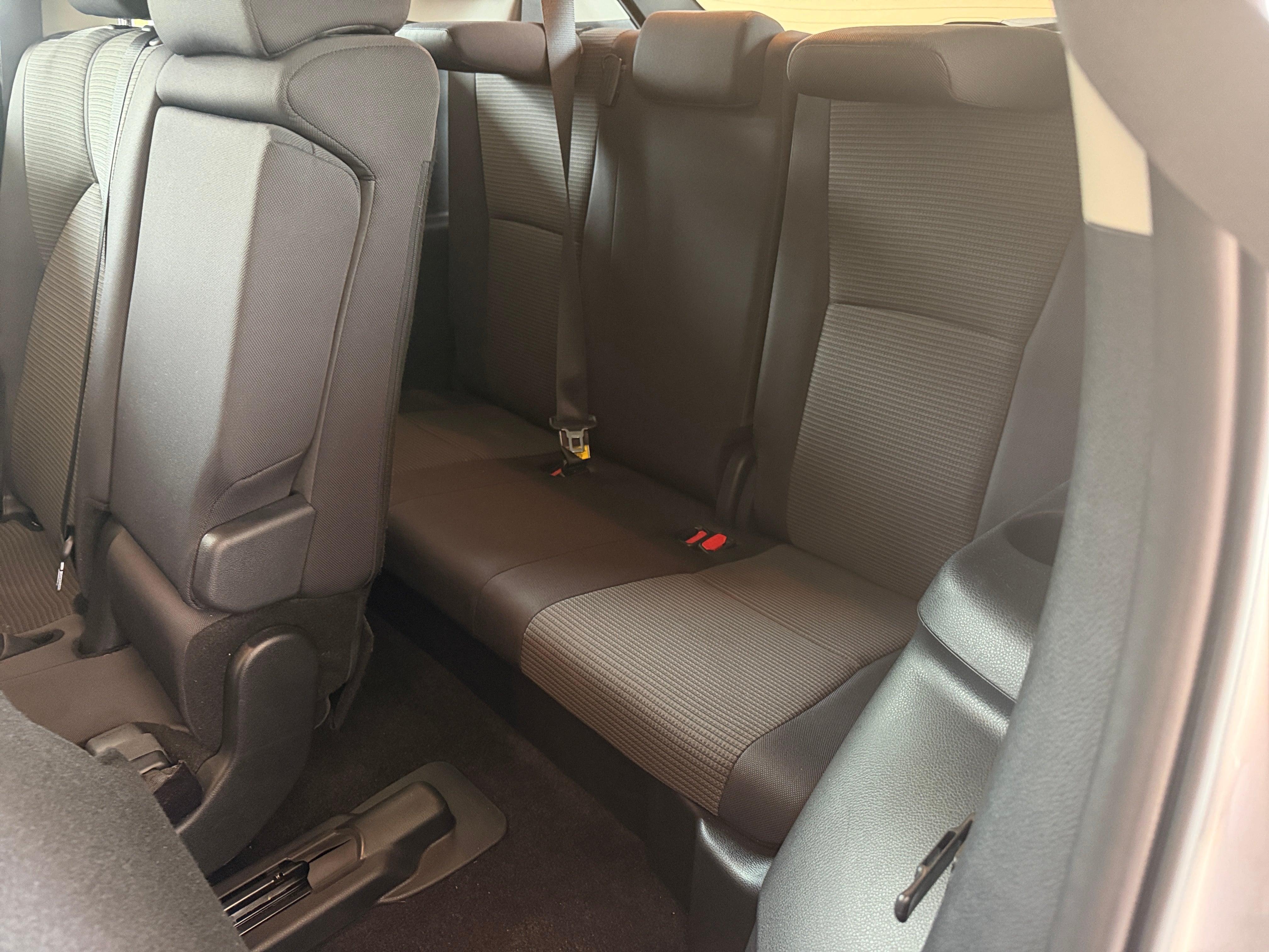 2025 Toyota Highlander LE - Photo 19