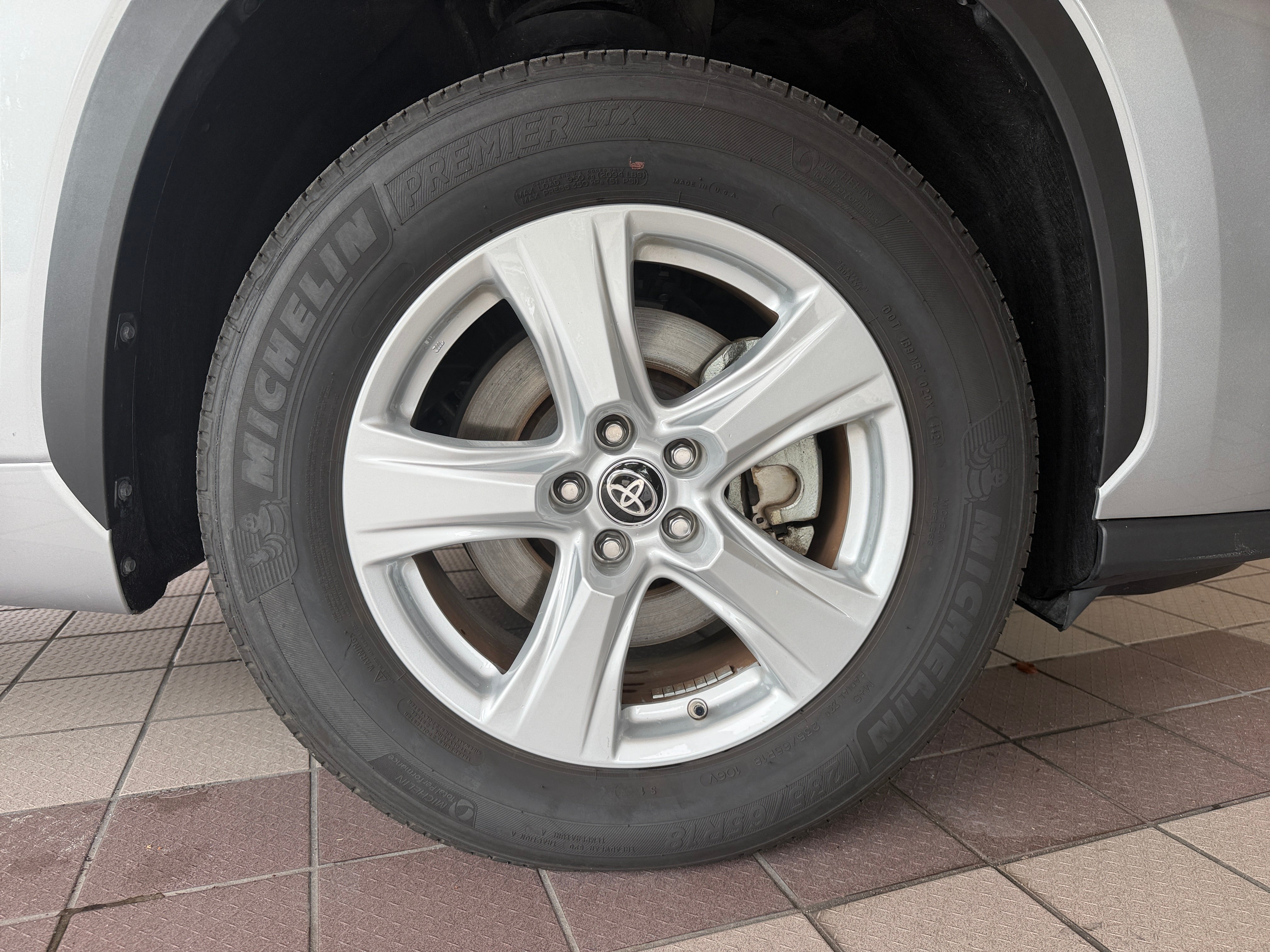 2025 Toyota Highlander LE - Photo 20