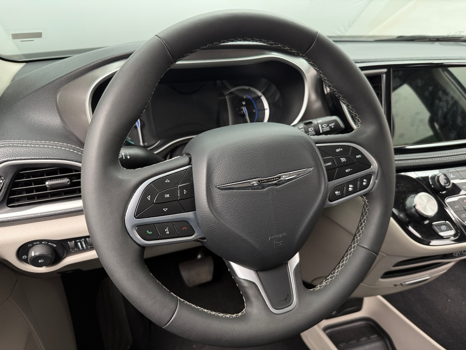 Thumbnail: 2024 Chrysler Pacifica - 4
