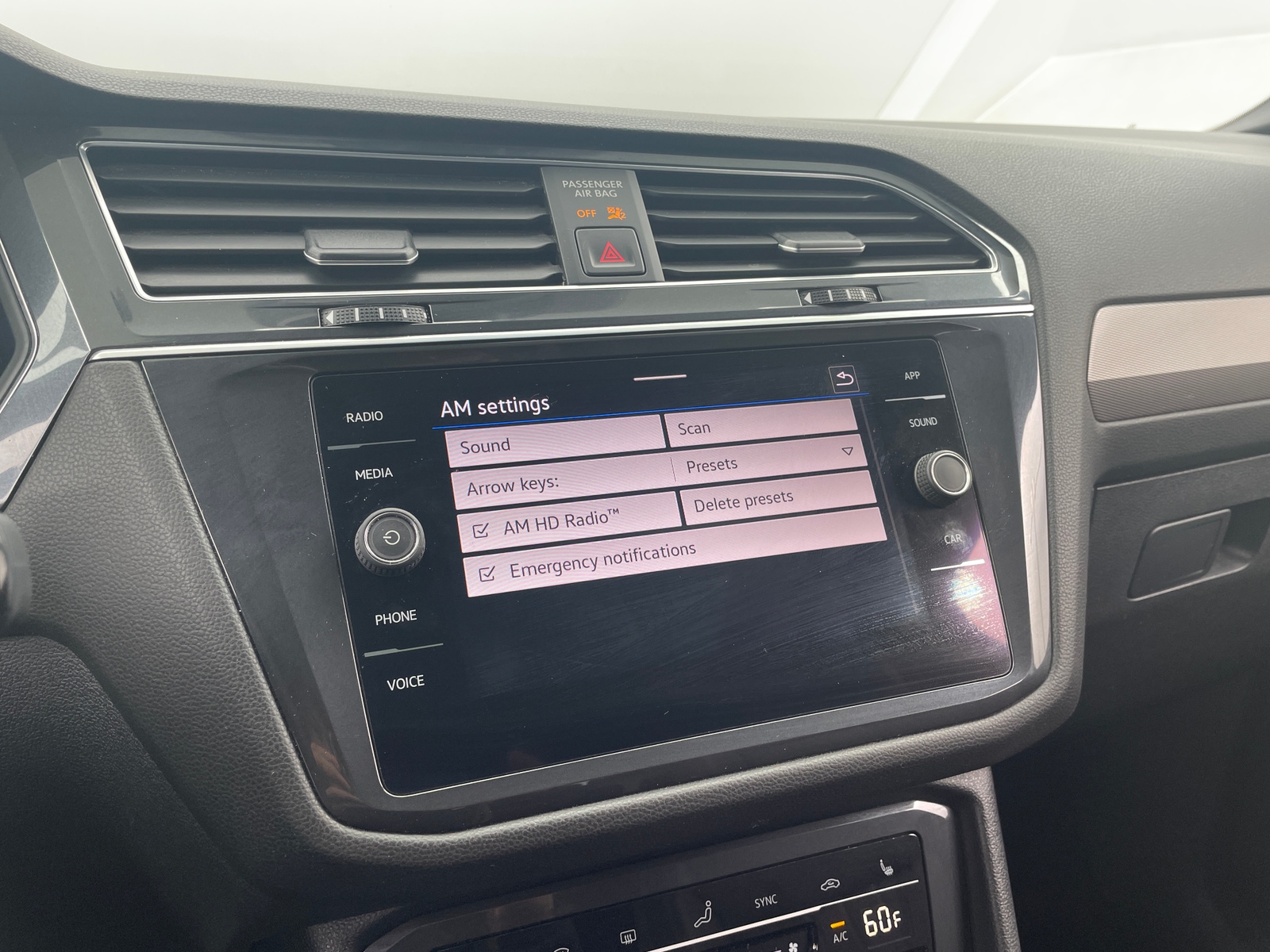 Thumbnail: 2022 Volkswagen Tiguan - 3