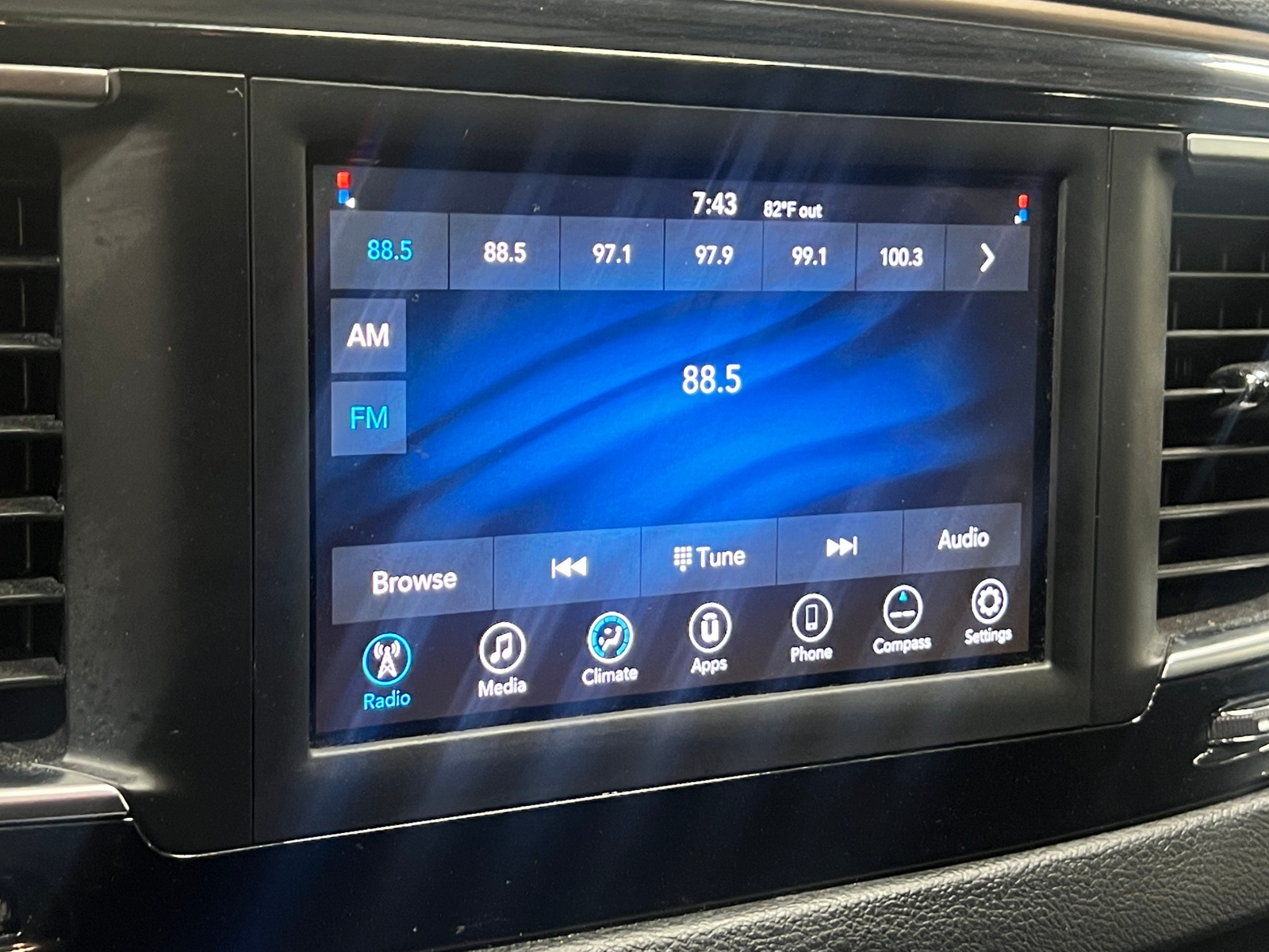 Thumbnail: 2018 Chrysler Pacifica - 4
