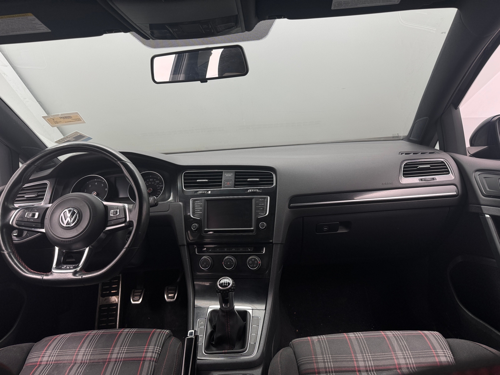 Thumbnail: 2016 Volkswagen Golf - 3