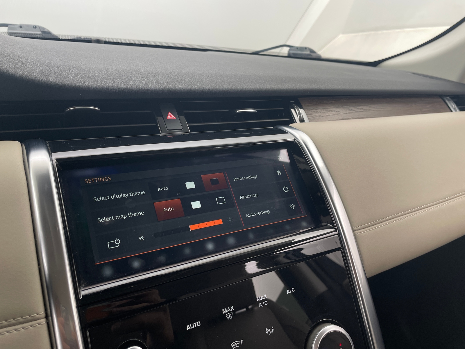 Thumbnail: 2020 Land Rover Discovery Sport - 3