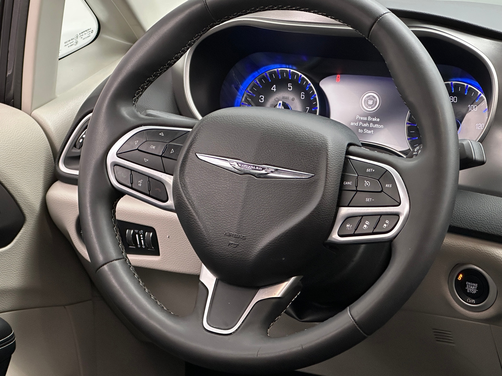 Thumbnail: 2023 Chrysler Pacifica - 4