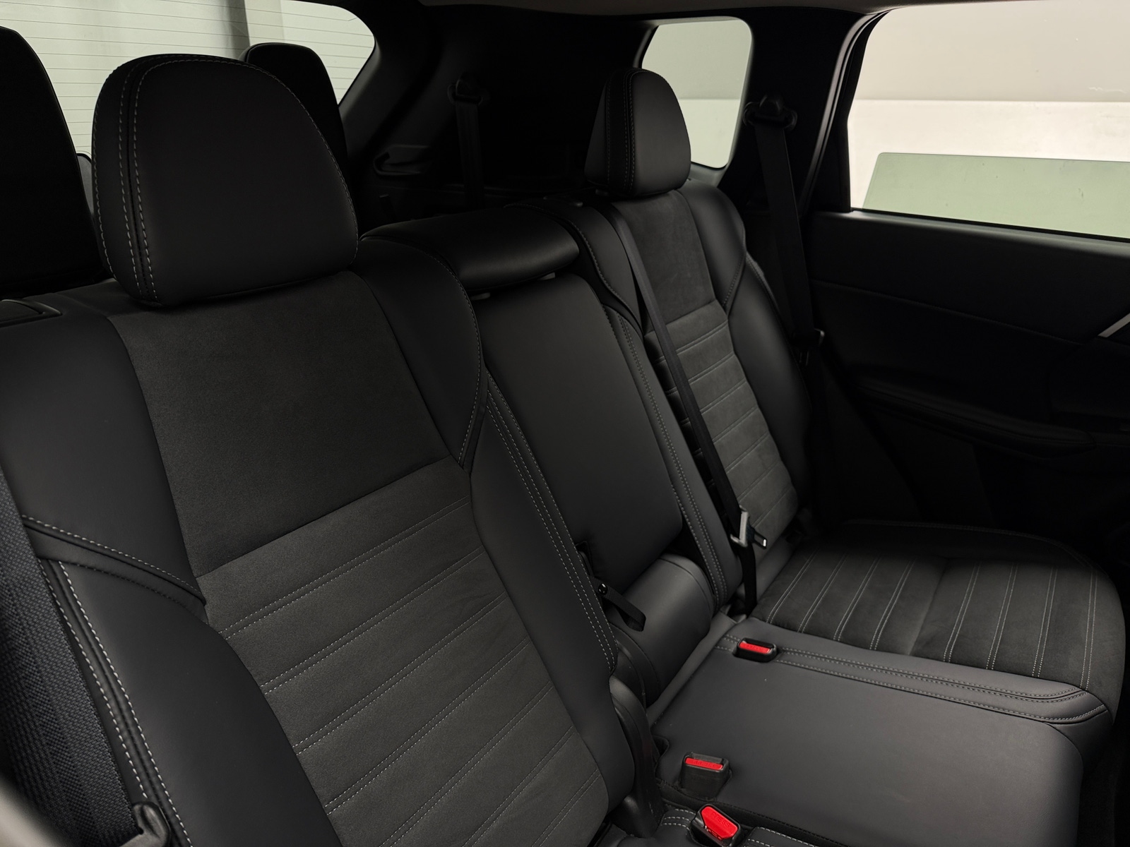 Thumbnail: 2025 Mitsubishi Outlander - 5