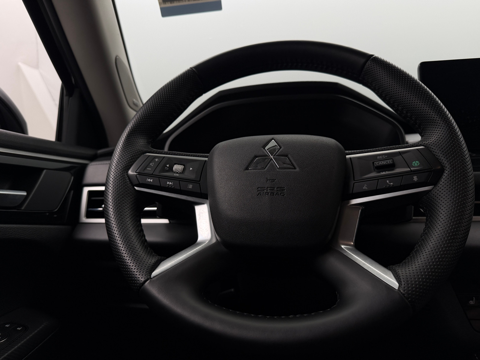 Thumbnail: 2025 Mitsubishi Outlander - 4