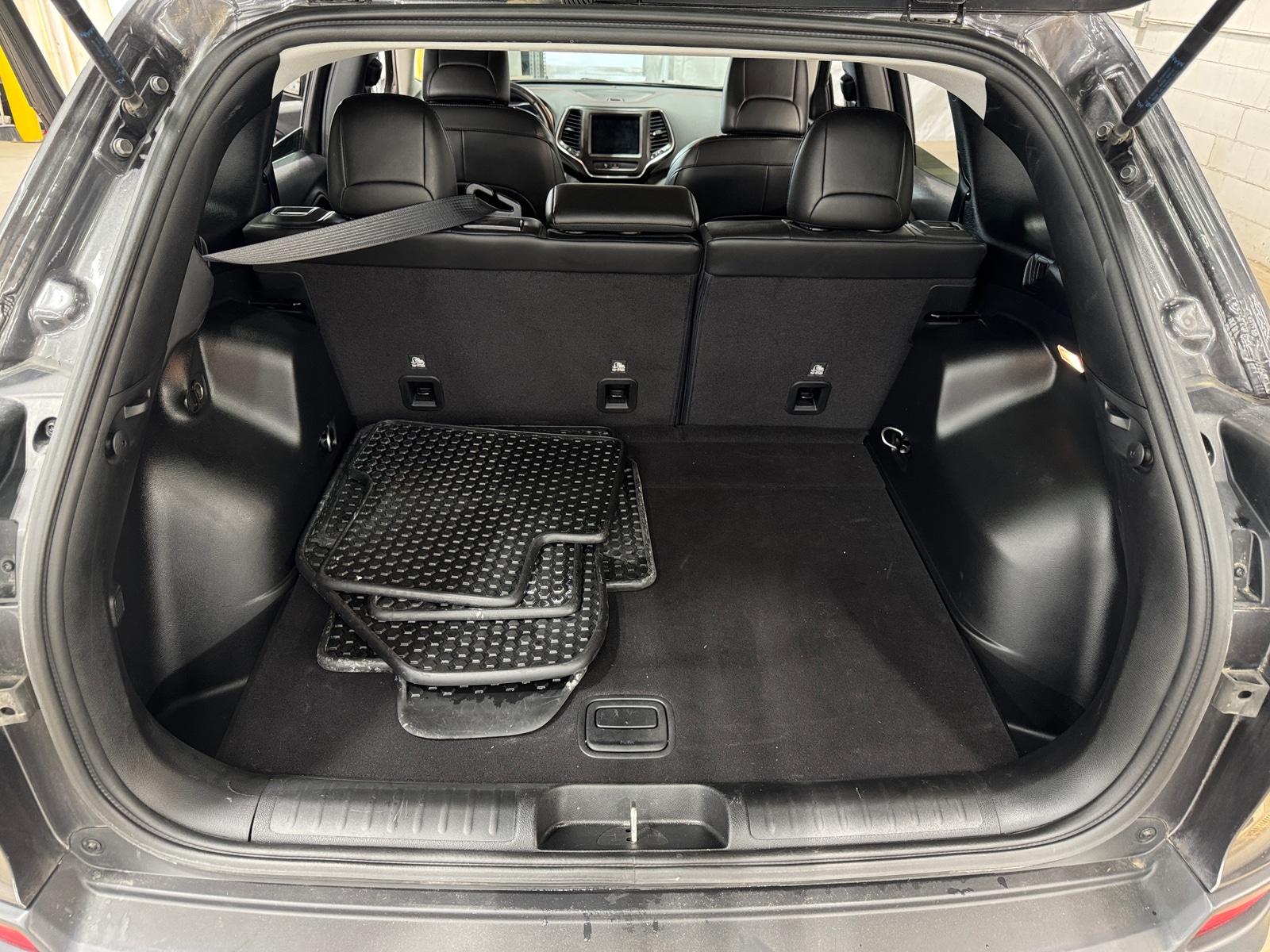 Thumbnail: 2020 Jeep Cherokee - 7