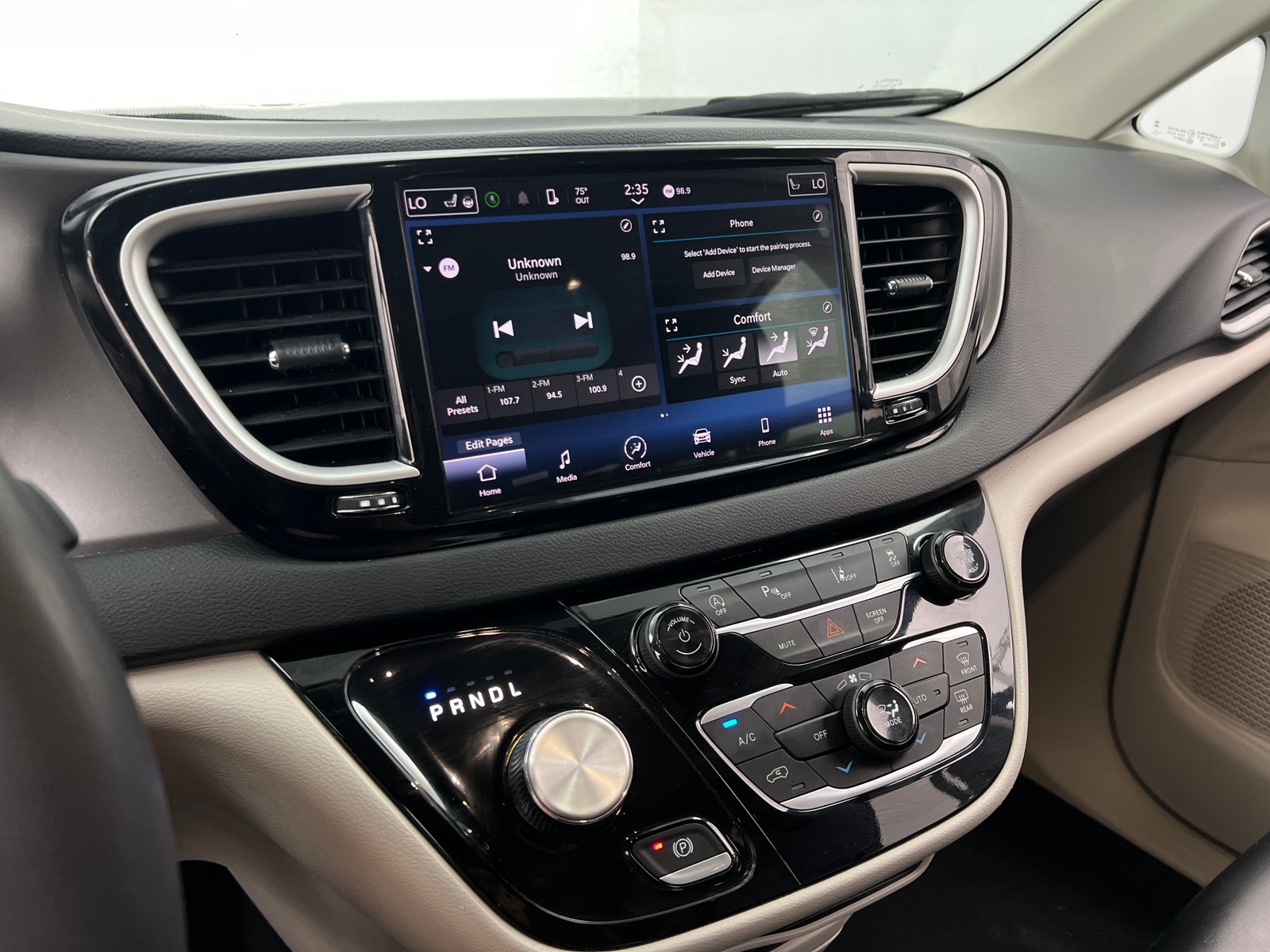 Thumbnail: 2023 Chrysler Pacifica - 3
