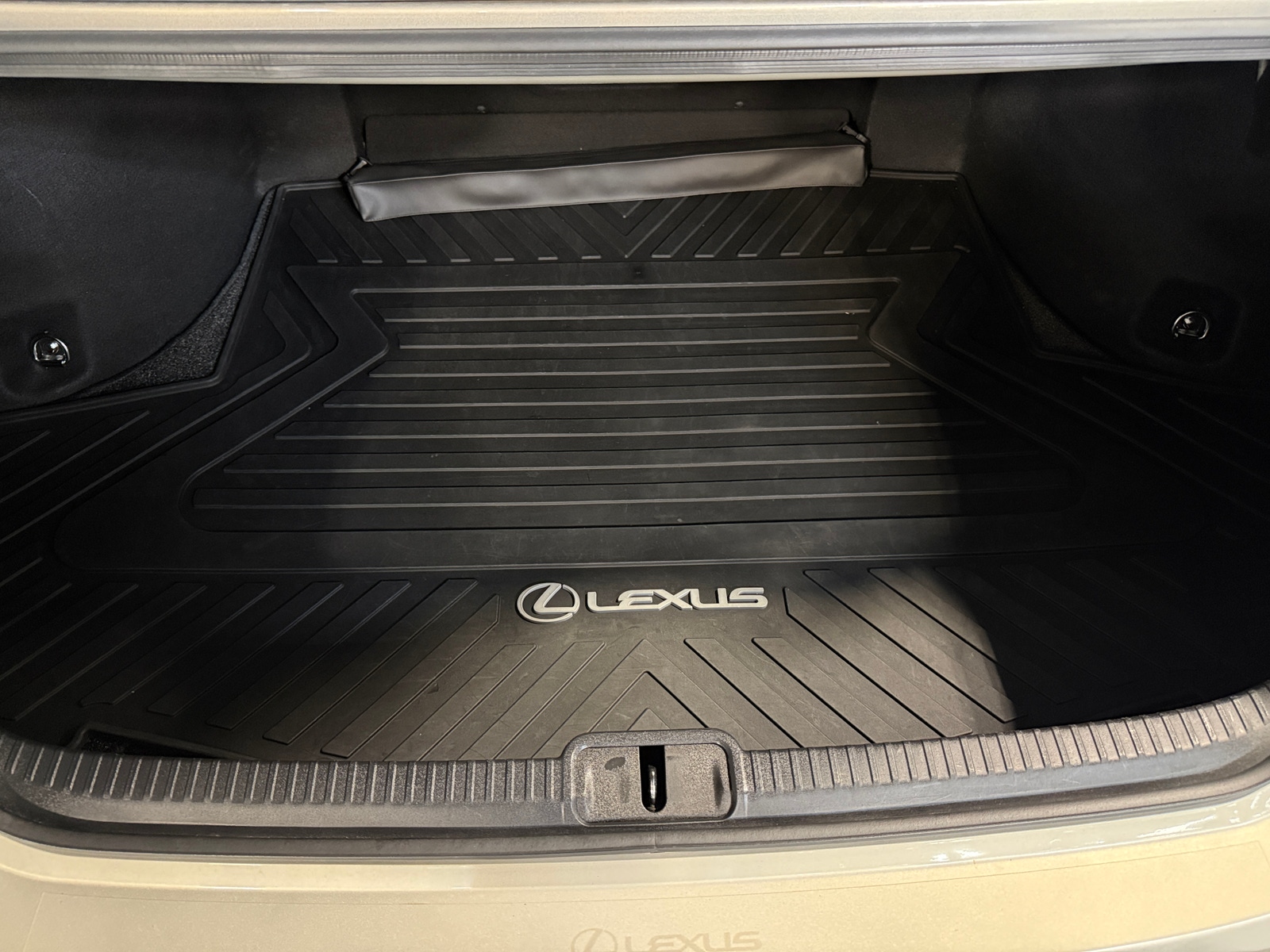 Thumbnail: 2021 Lexus ES - 6