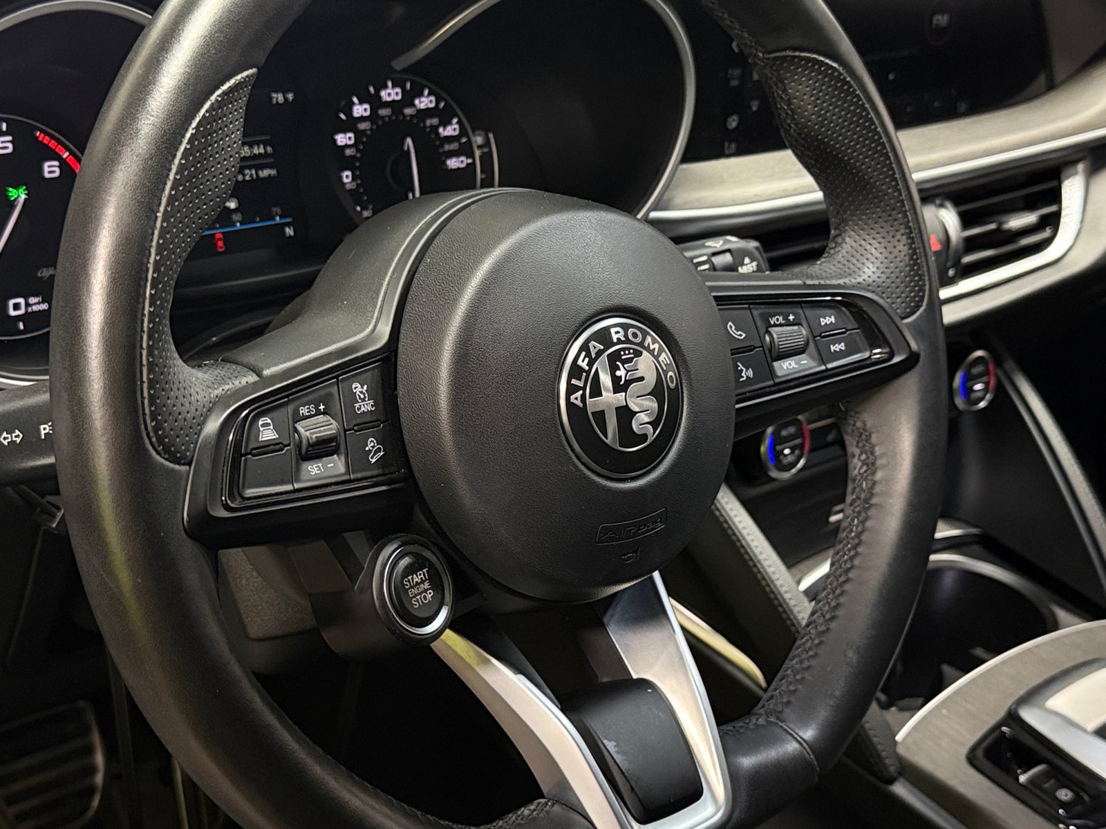 Thumbnail: 2023 Alfa Romeo Stelvio - 4