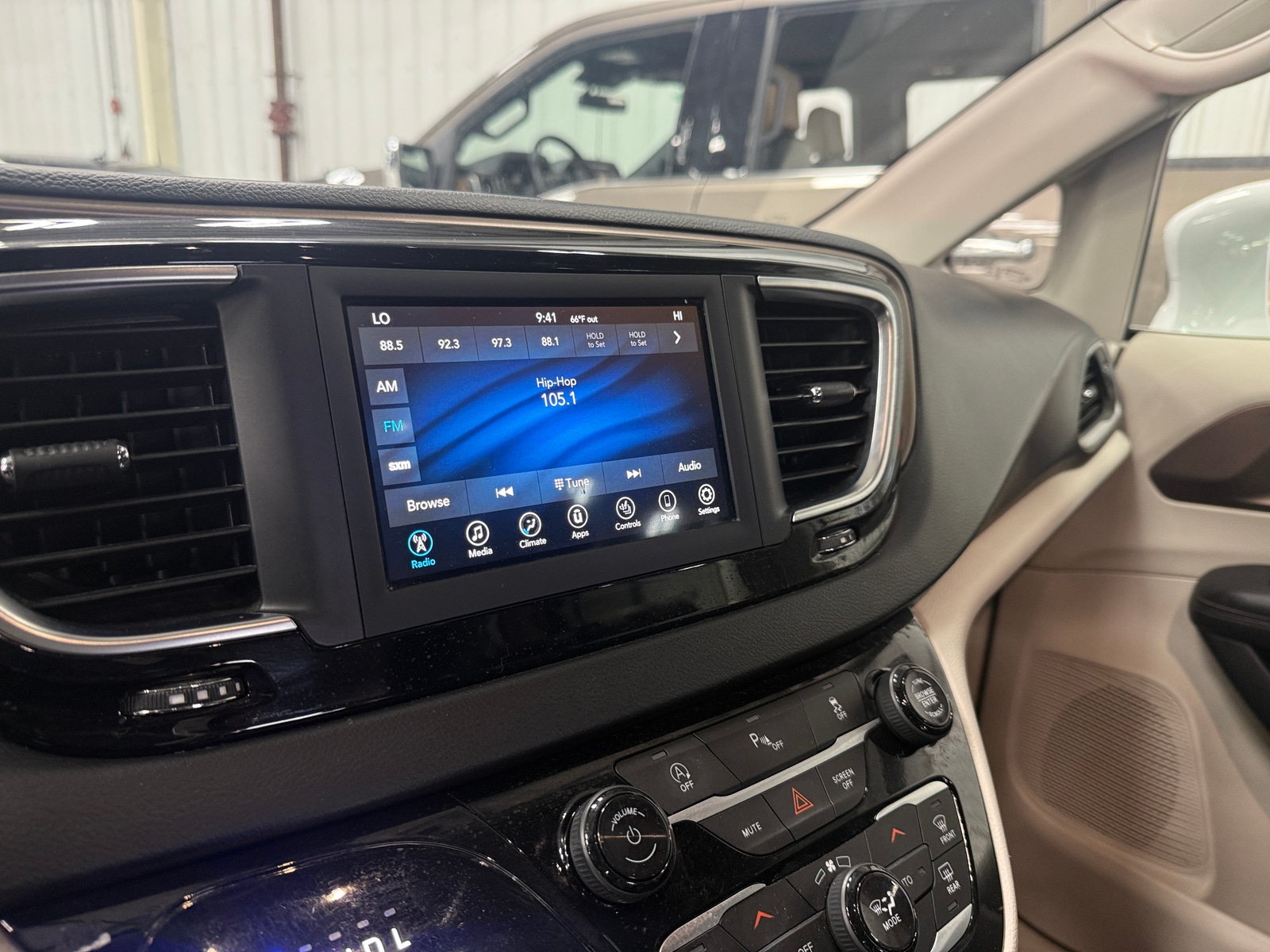 Thumbnail: 2019 Chrysler Pacifica - 3