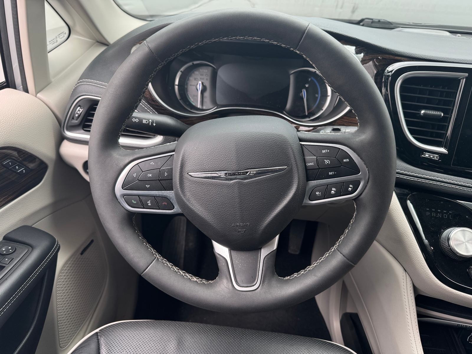 Thumbnail: 2023 Chrysler Pacifica - 4