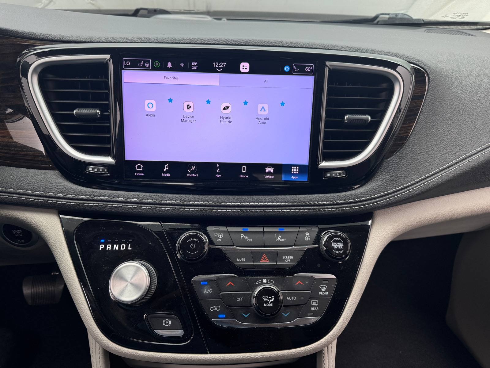 Thumbnail: 2023 Chrysler Pacifica - 3