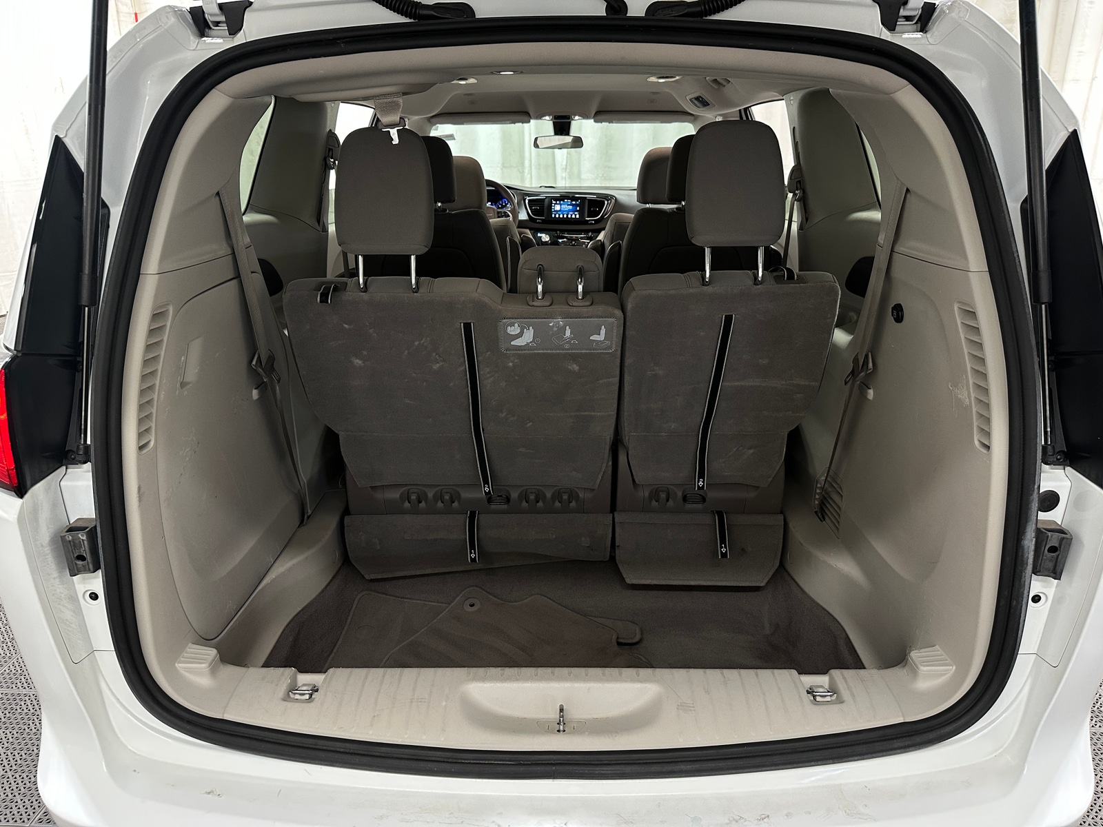 Thumbnail: 2020 Chrysler Voyager - 7