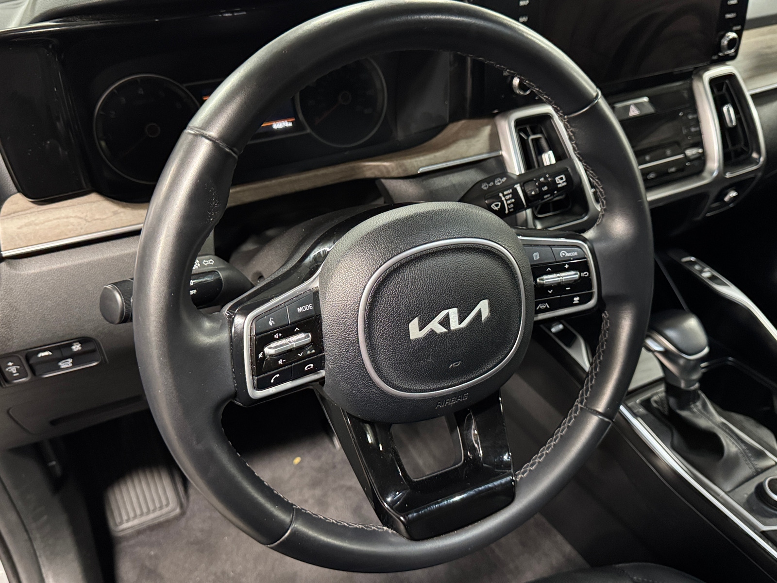 Thumbnail: 2023 Kia Sorento - 4