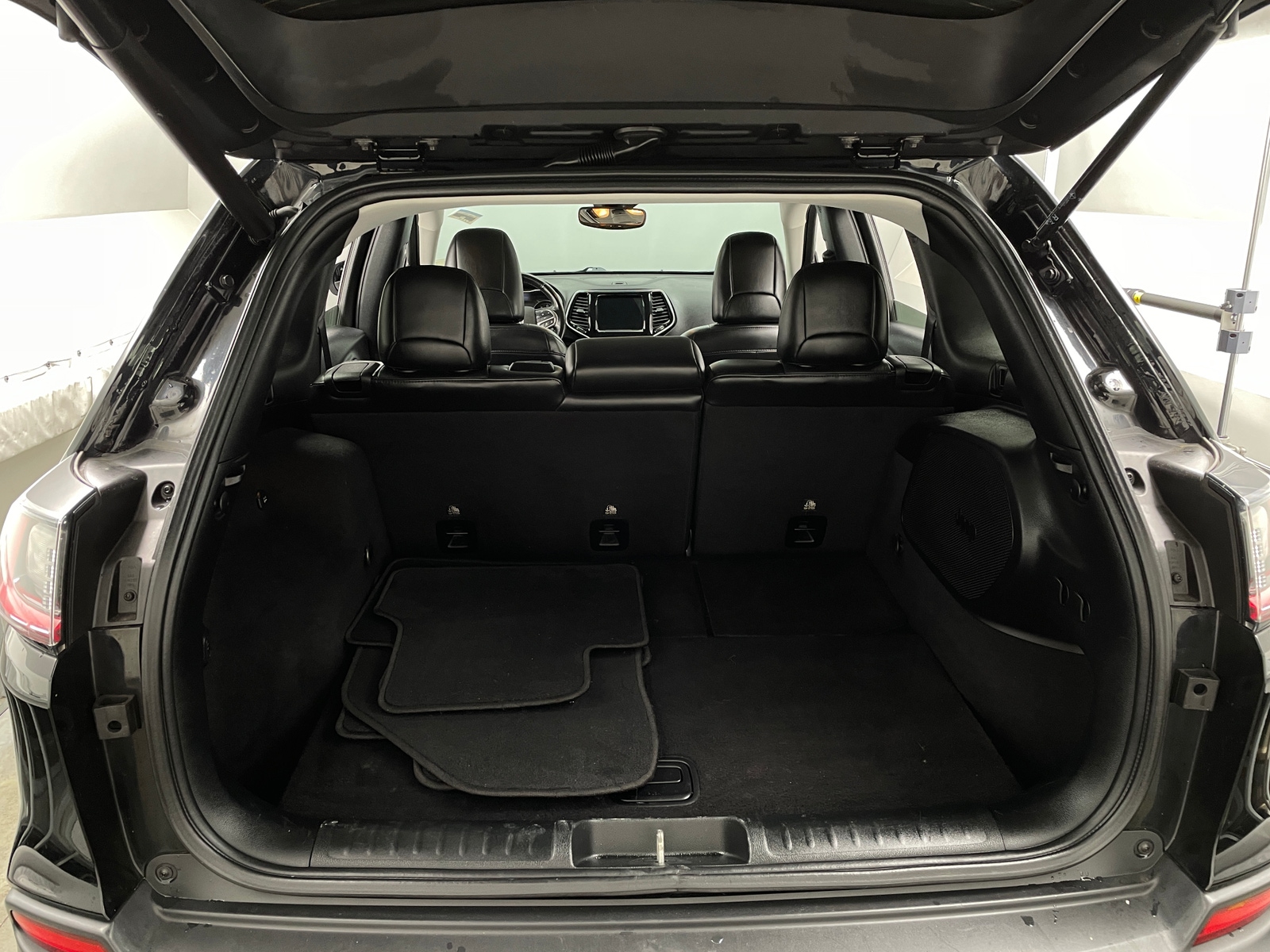 Thumbnail: 2019 Jeep Cherokee - 6