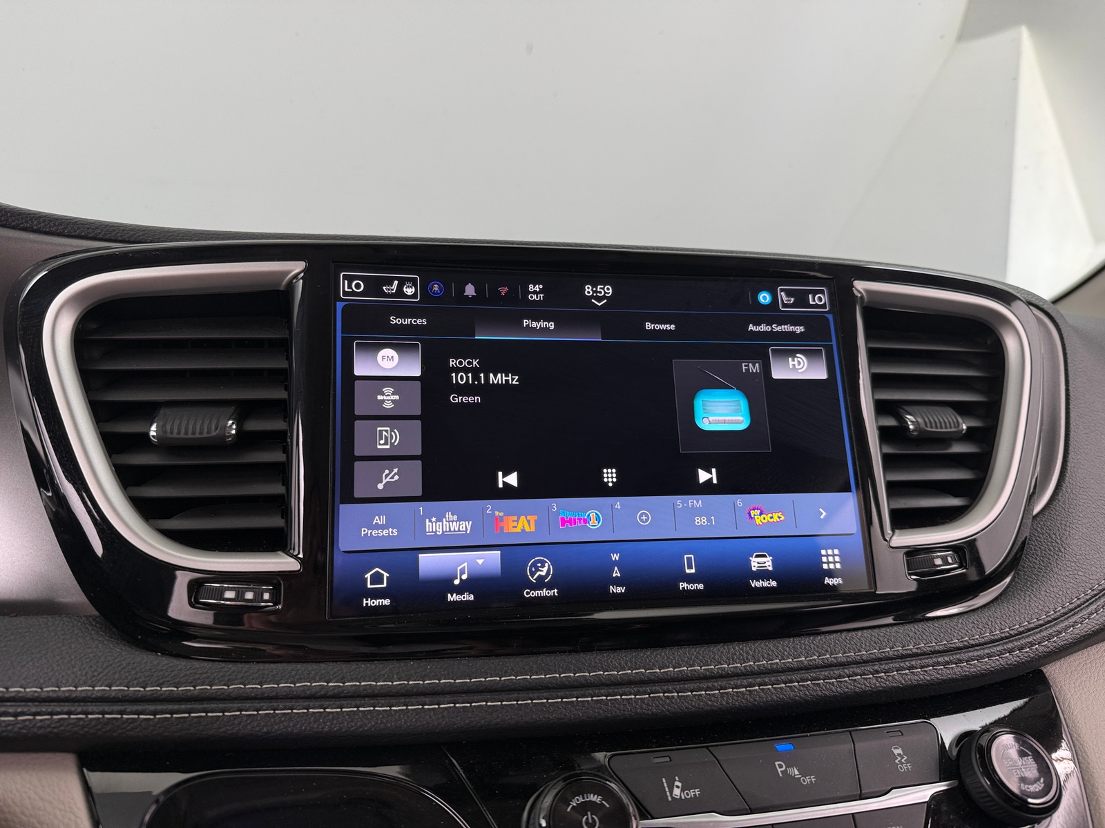 Thumbnail: 2024 Chrysler Pacifica - 3