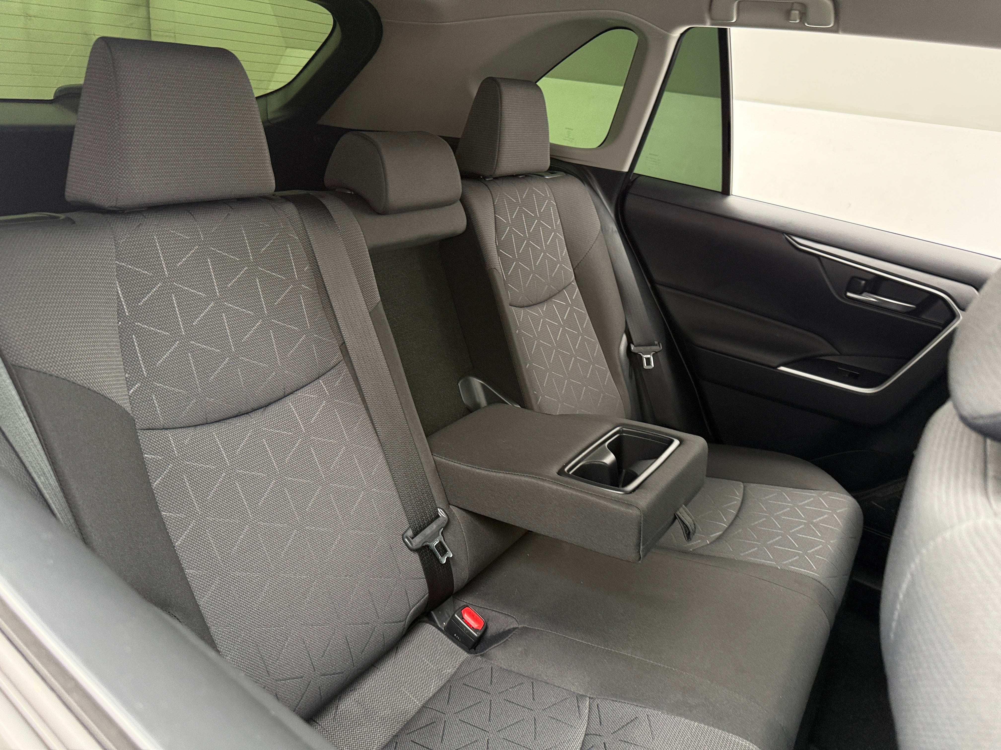 2025 Toyota RAV4 XLE - Photo 4