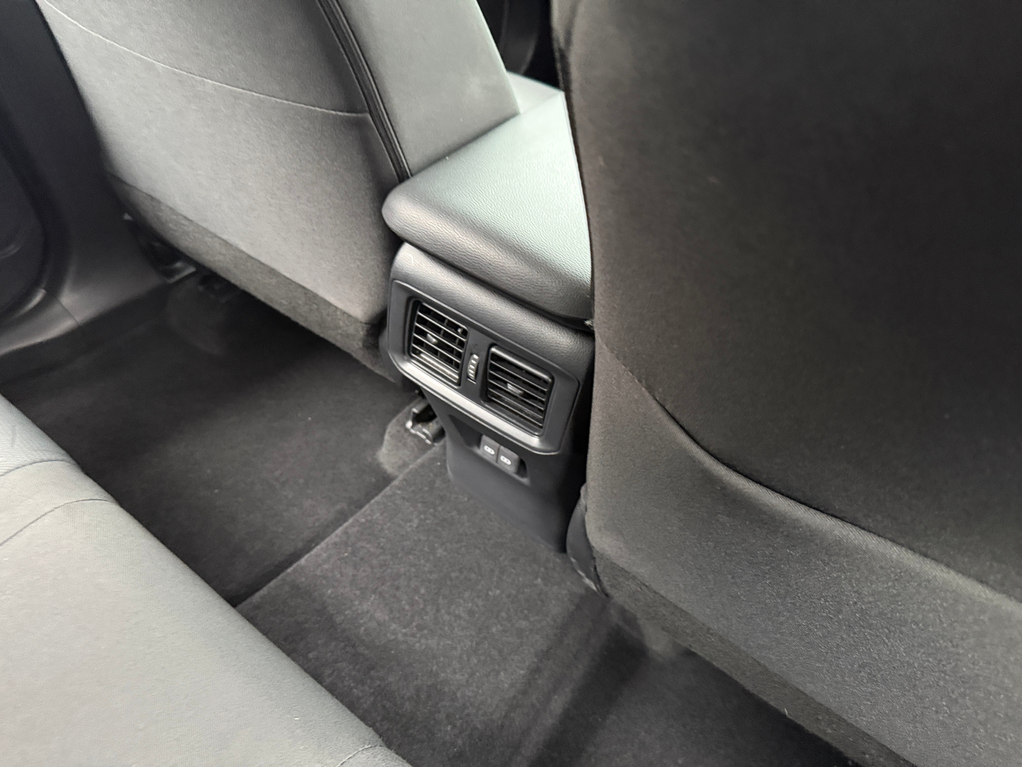 2025 Toyota RAV4 XLE - Photo 5