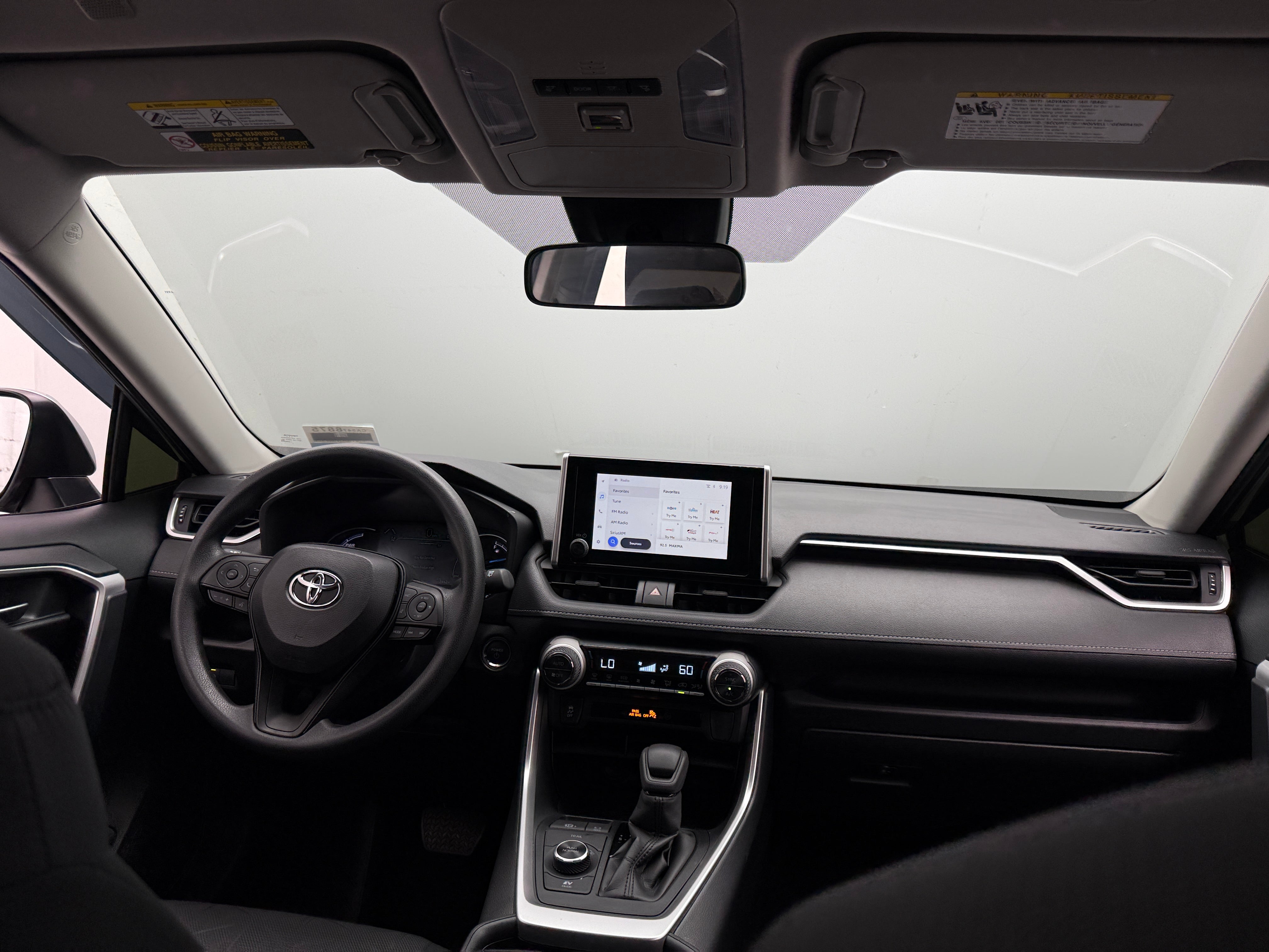 2025 Toyota RAV4 XLE - Photo 6