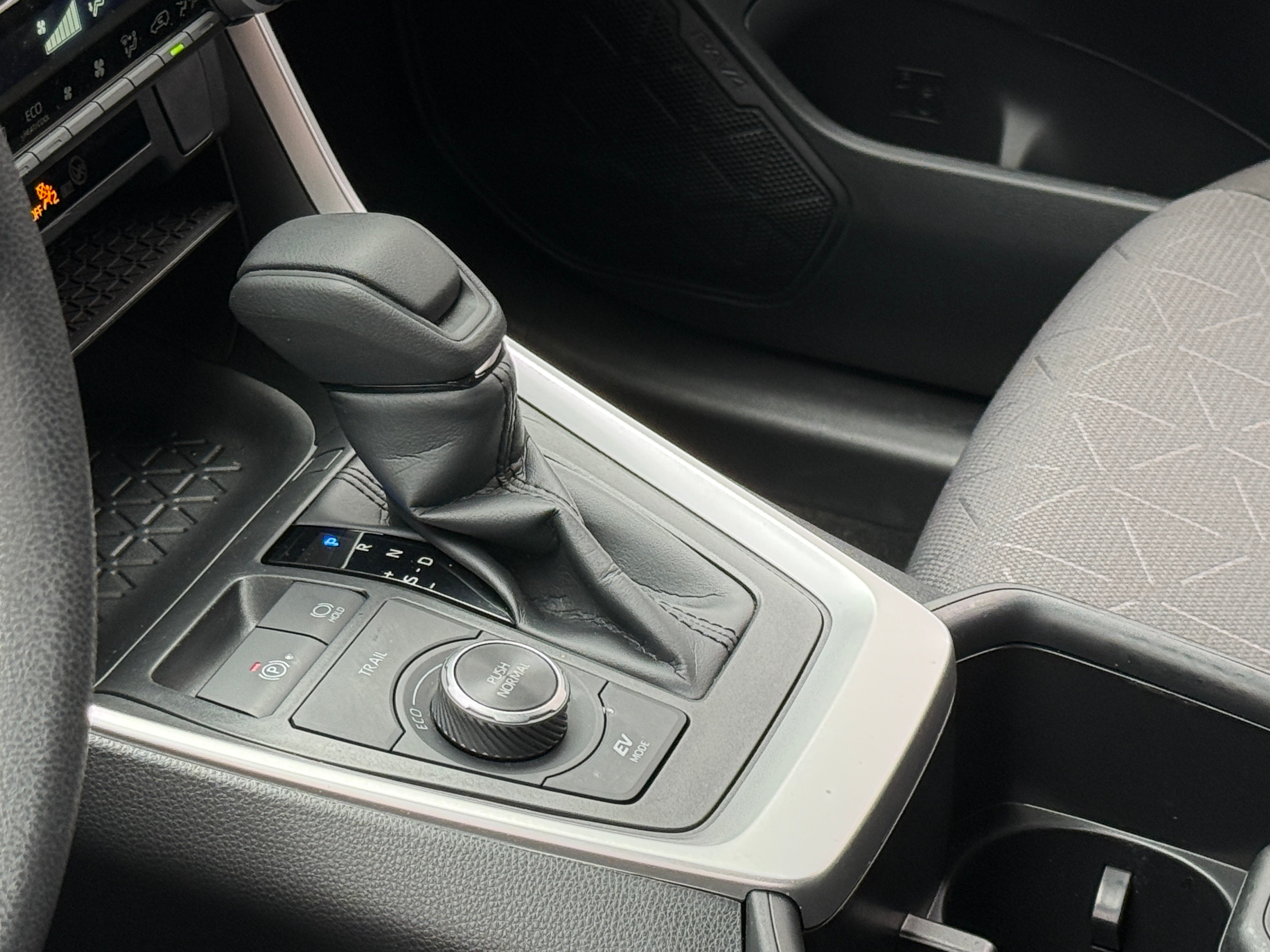 2025 Toyota RAV4 XLE - Photo 7