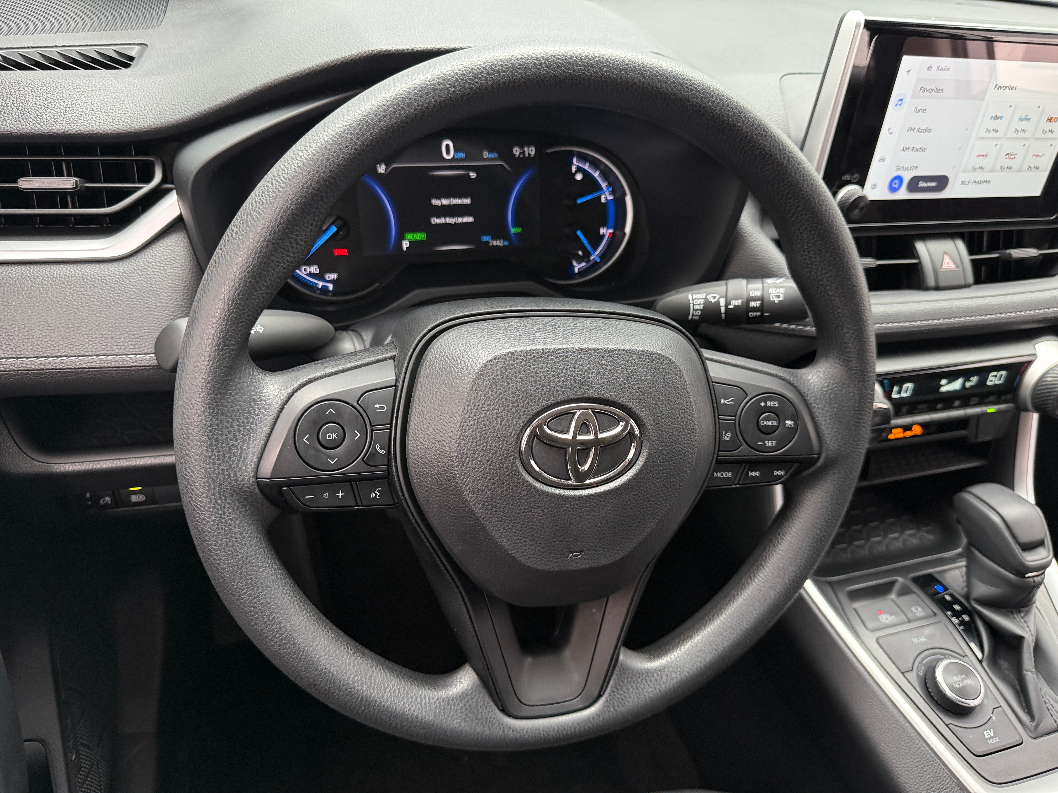 2025 Toyota RAV4 XLE - Photo 8