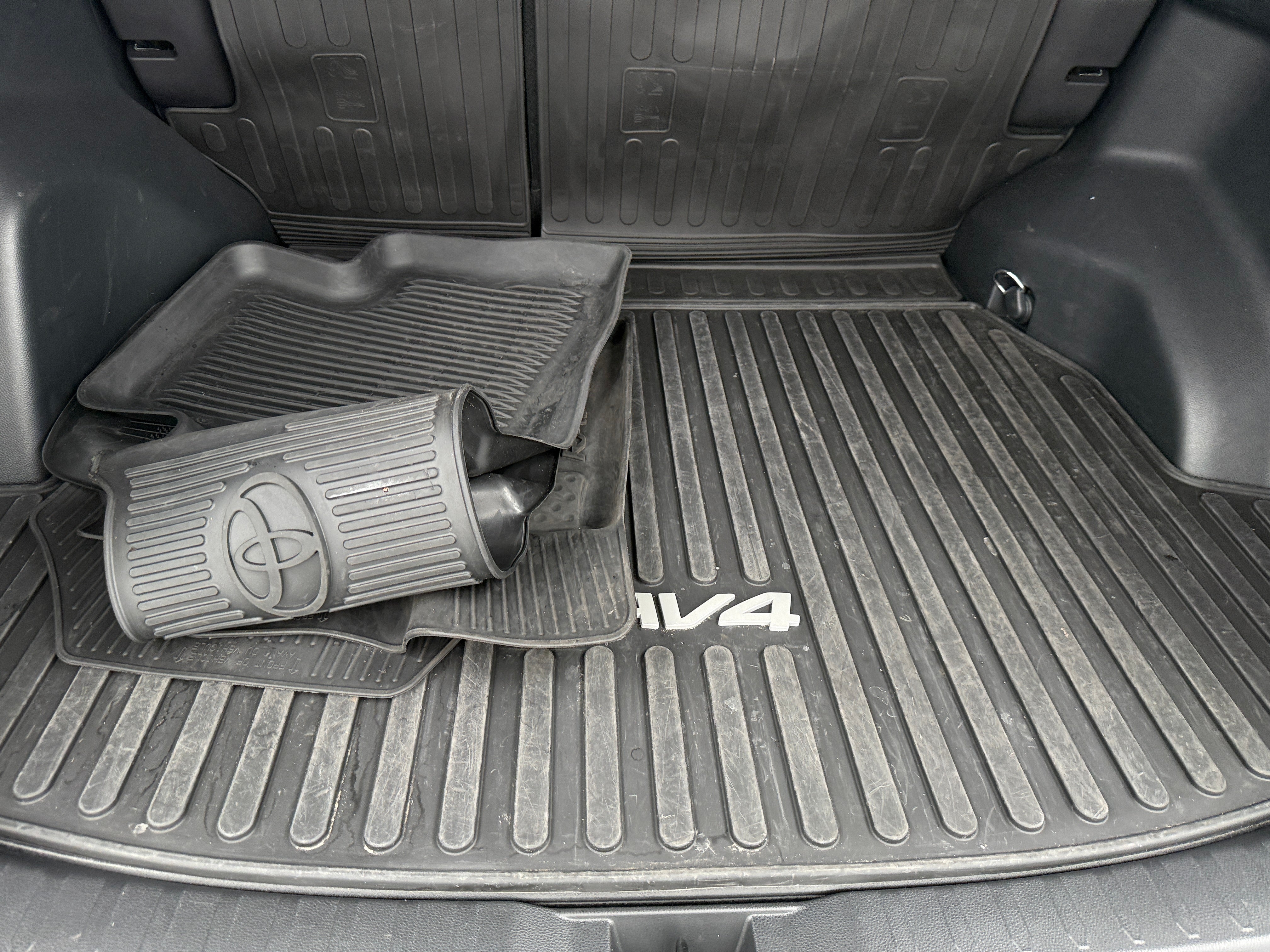 2025 Toyota RAV4 XLE - Photo 9
