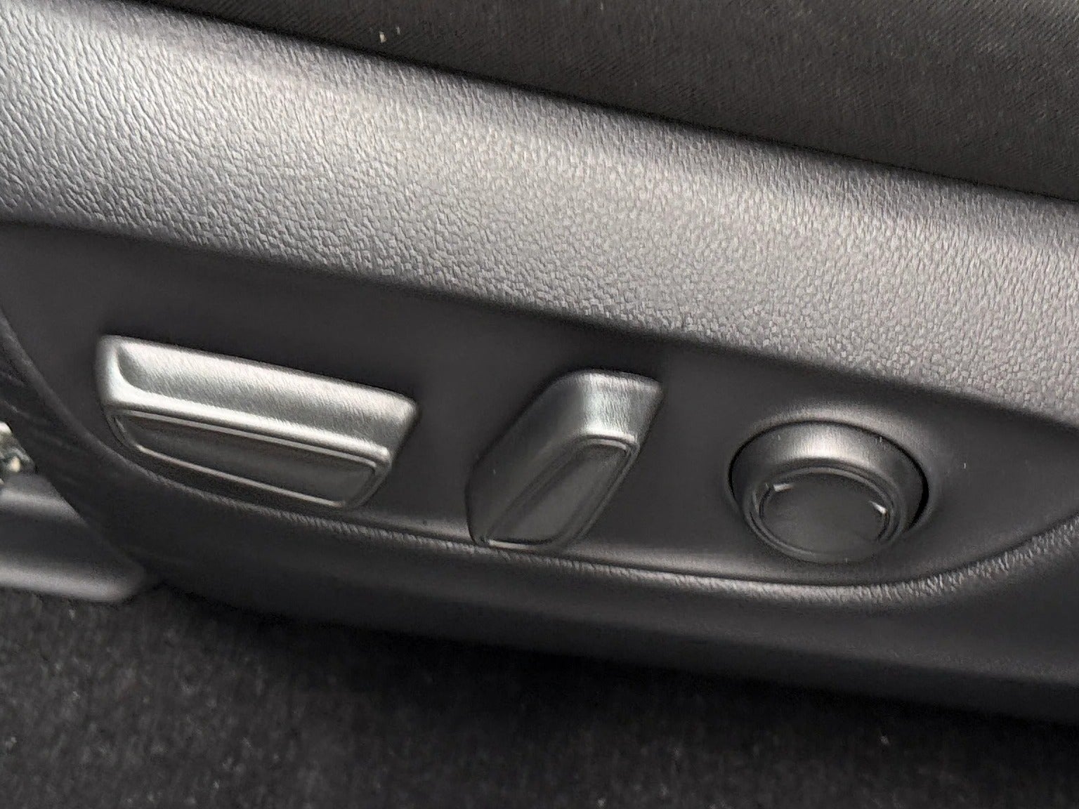 2025 Toyota RAV4 XLE - Photo 2