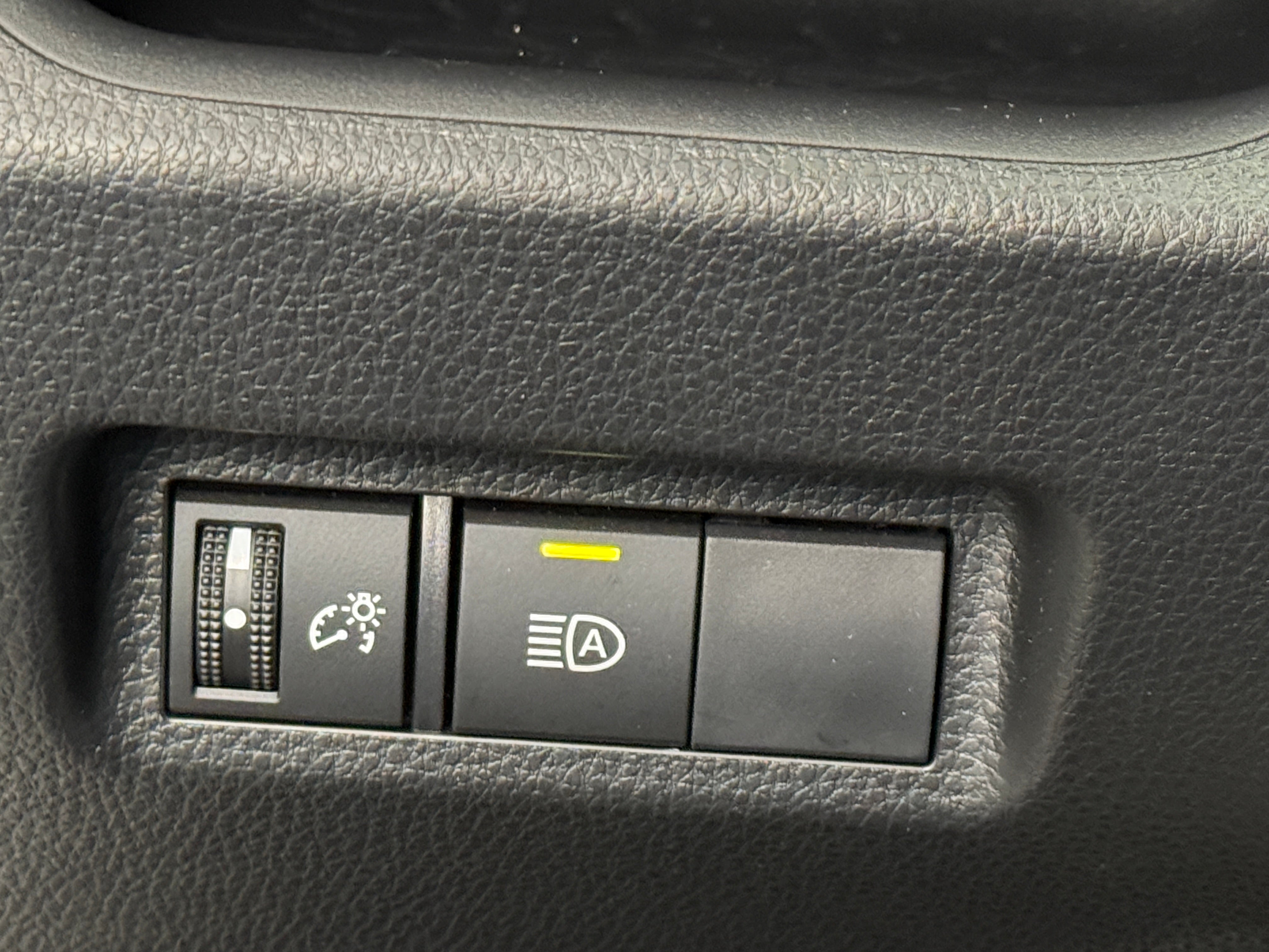 2025 Toyota RAV4 XLE - Photo 3