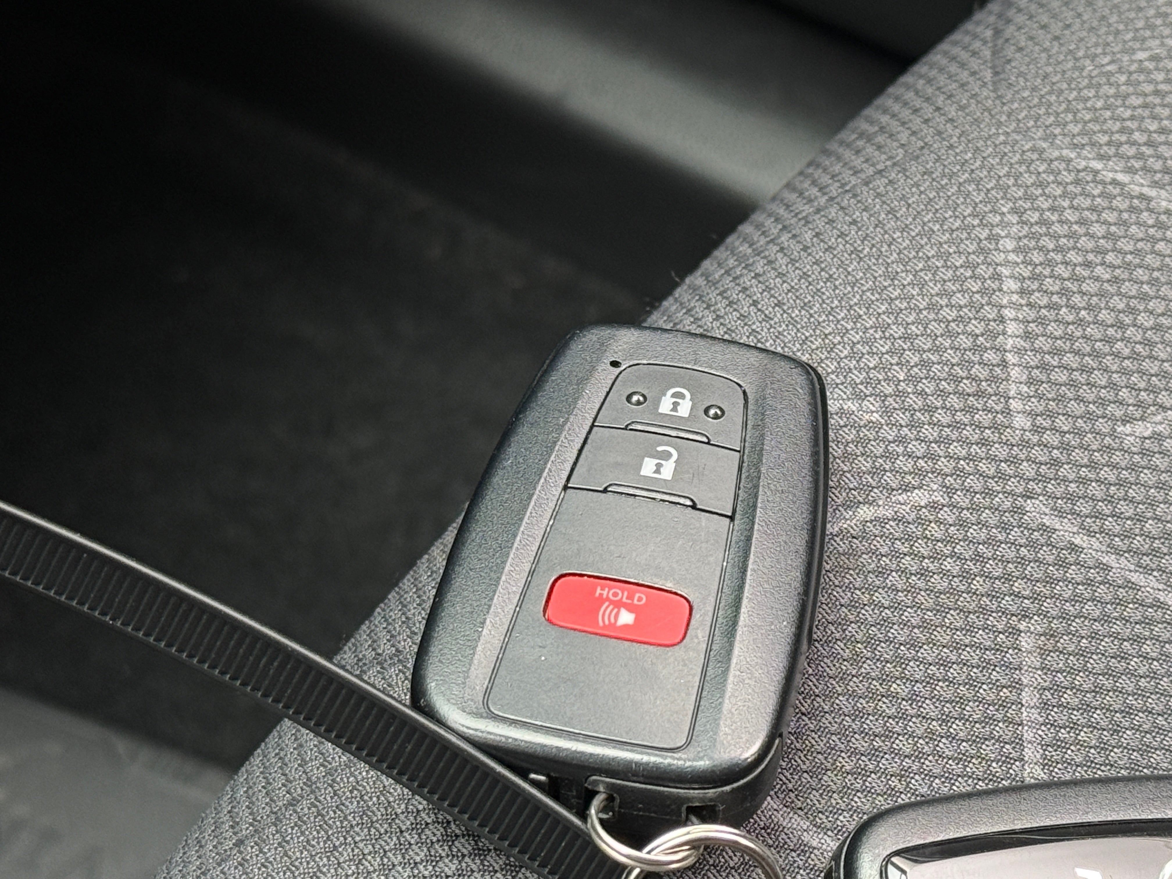 2025 Toyota RAV4 XLE - Photo 12