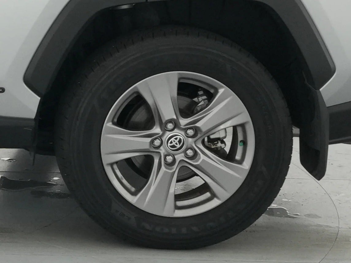 2025 Toyota RAV4 XLE - Photo 16