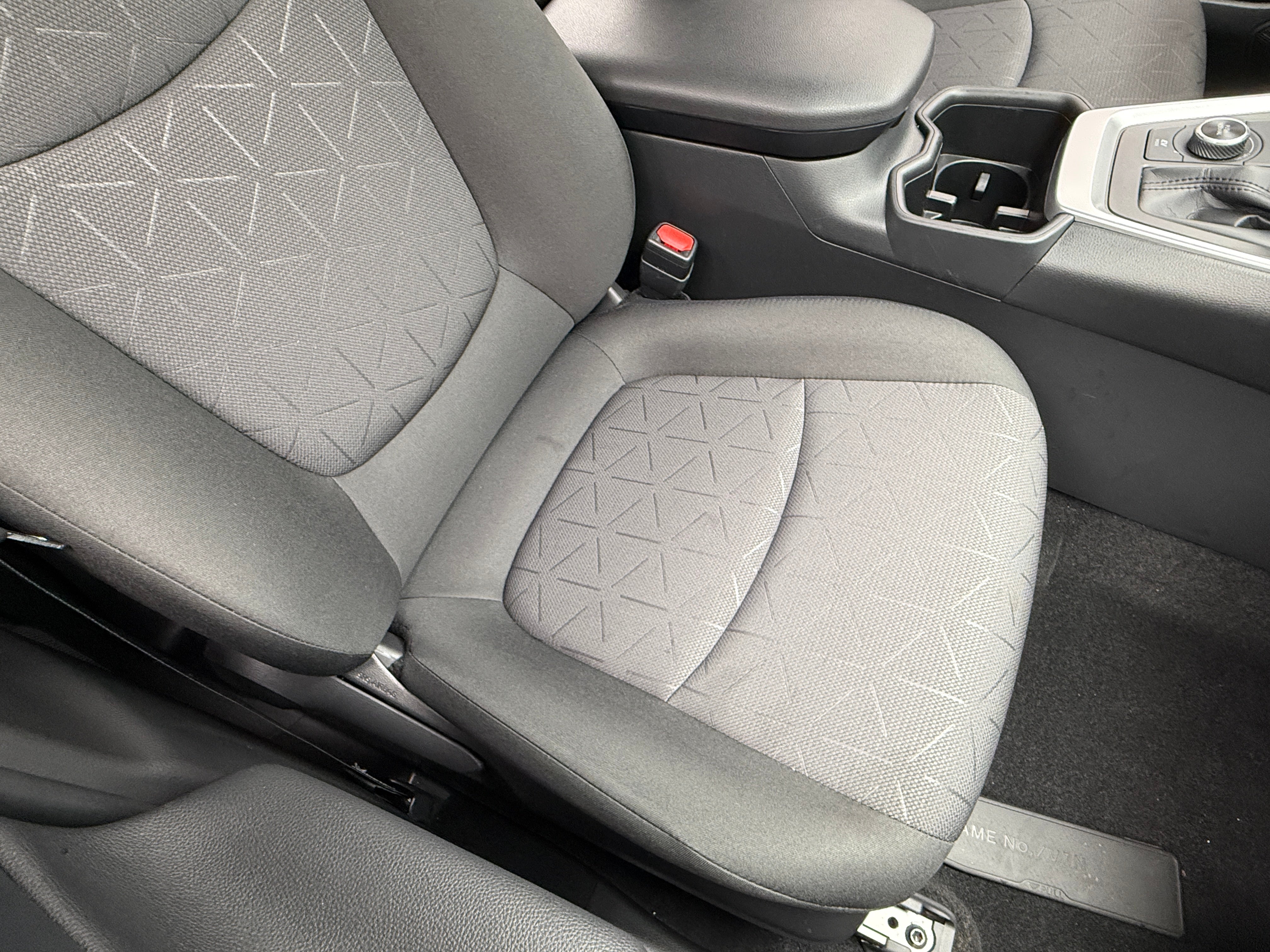 2025 Toyota RAV4 XLE - Photo 18