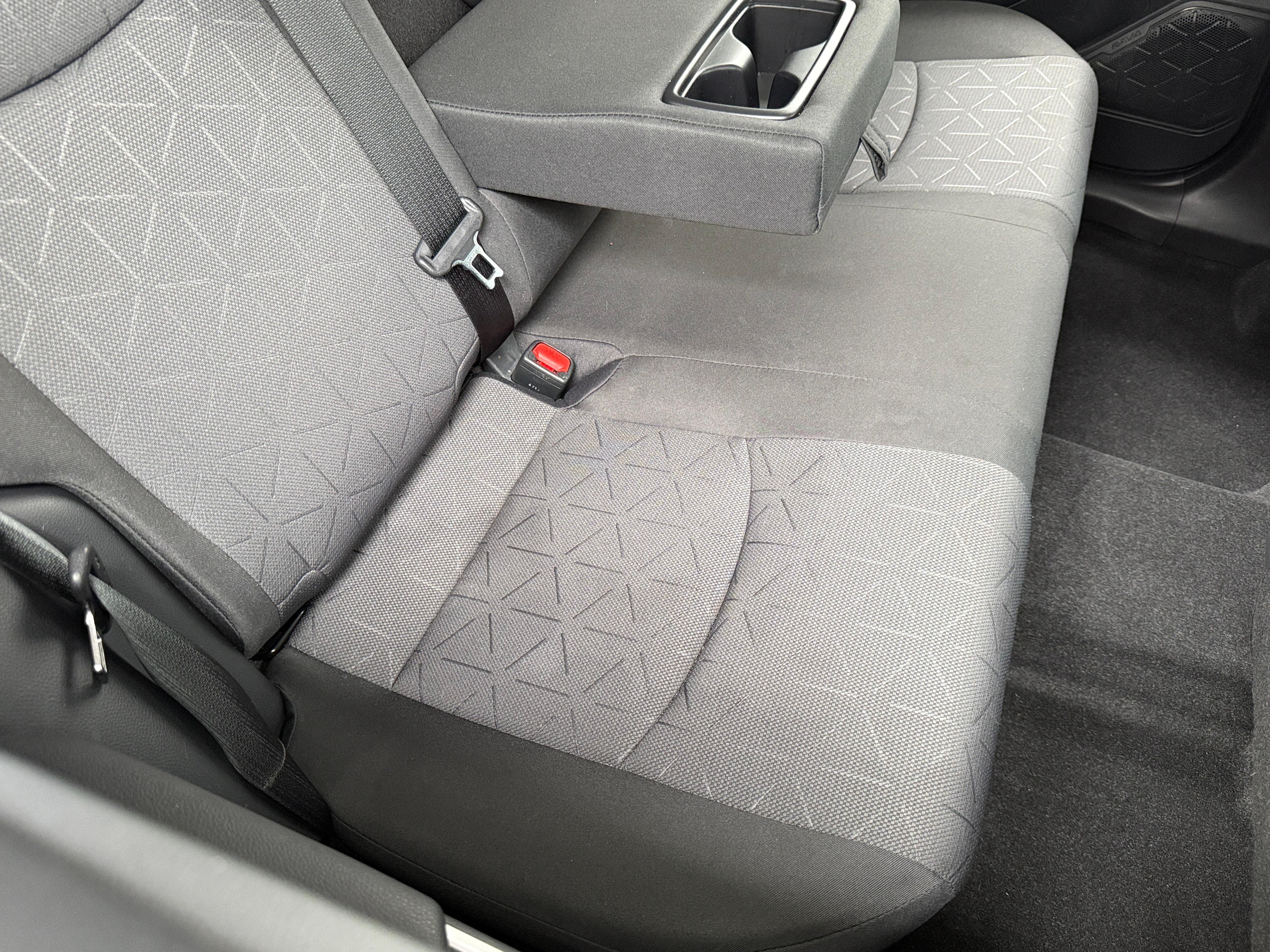 2025 Toyota RAV4 XLE - Photo 19