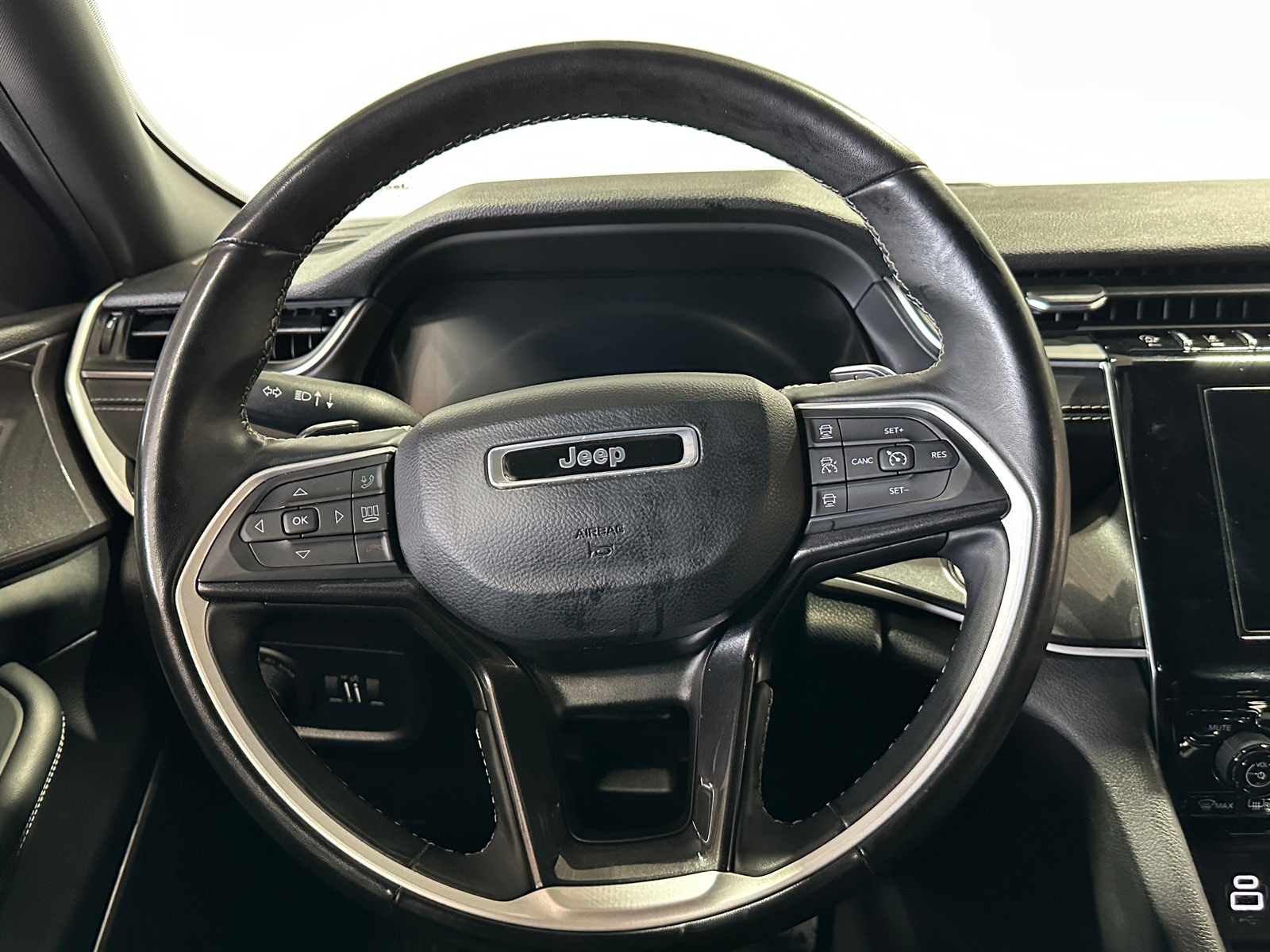 Thumbnail: 2022 Jeep Grand Cherokee L - 4