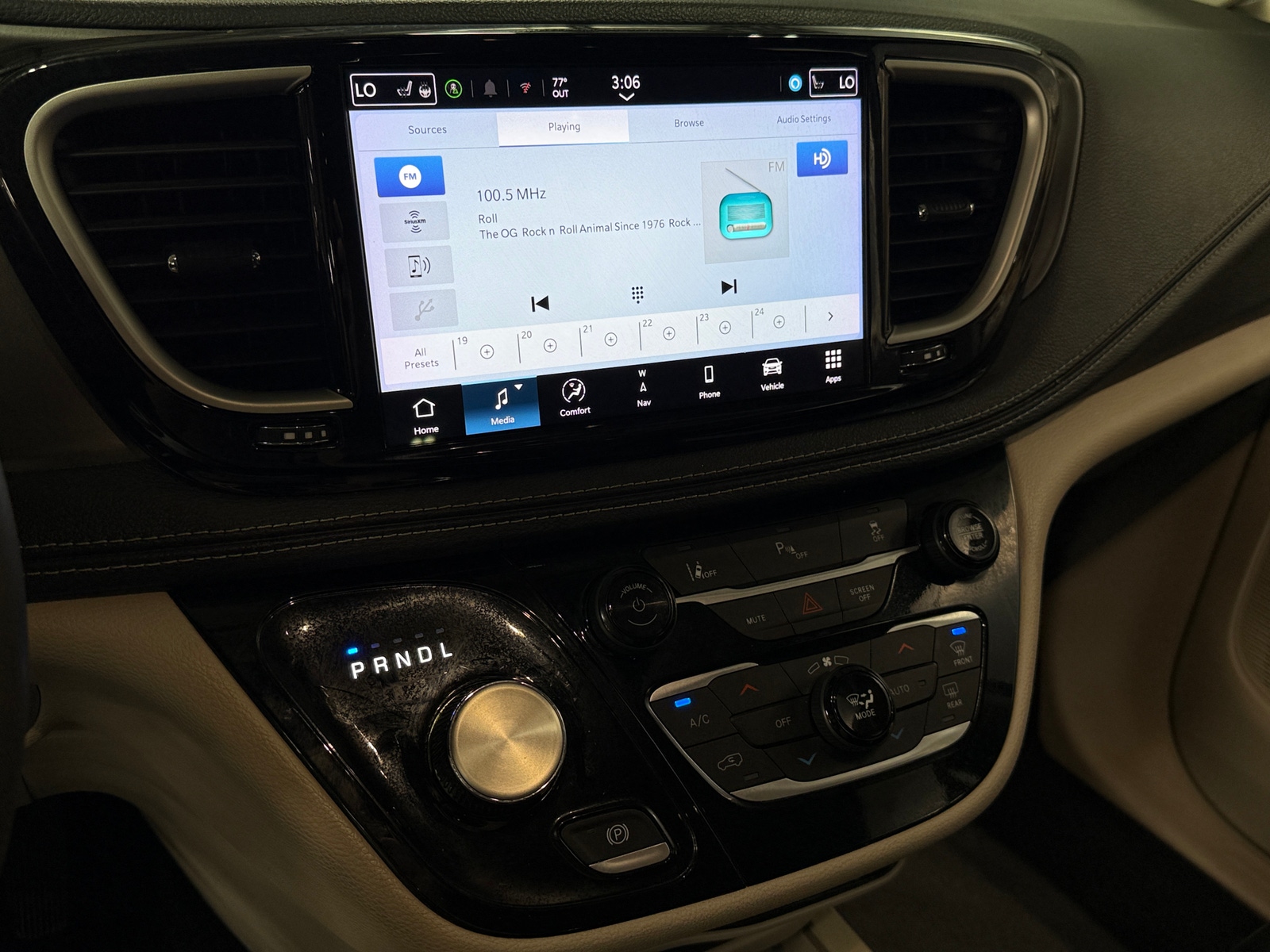 Thumbnail: 2024 Chrysler Pacifica - 3