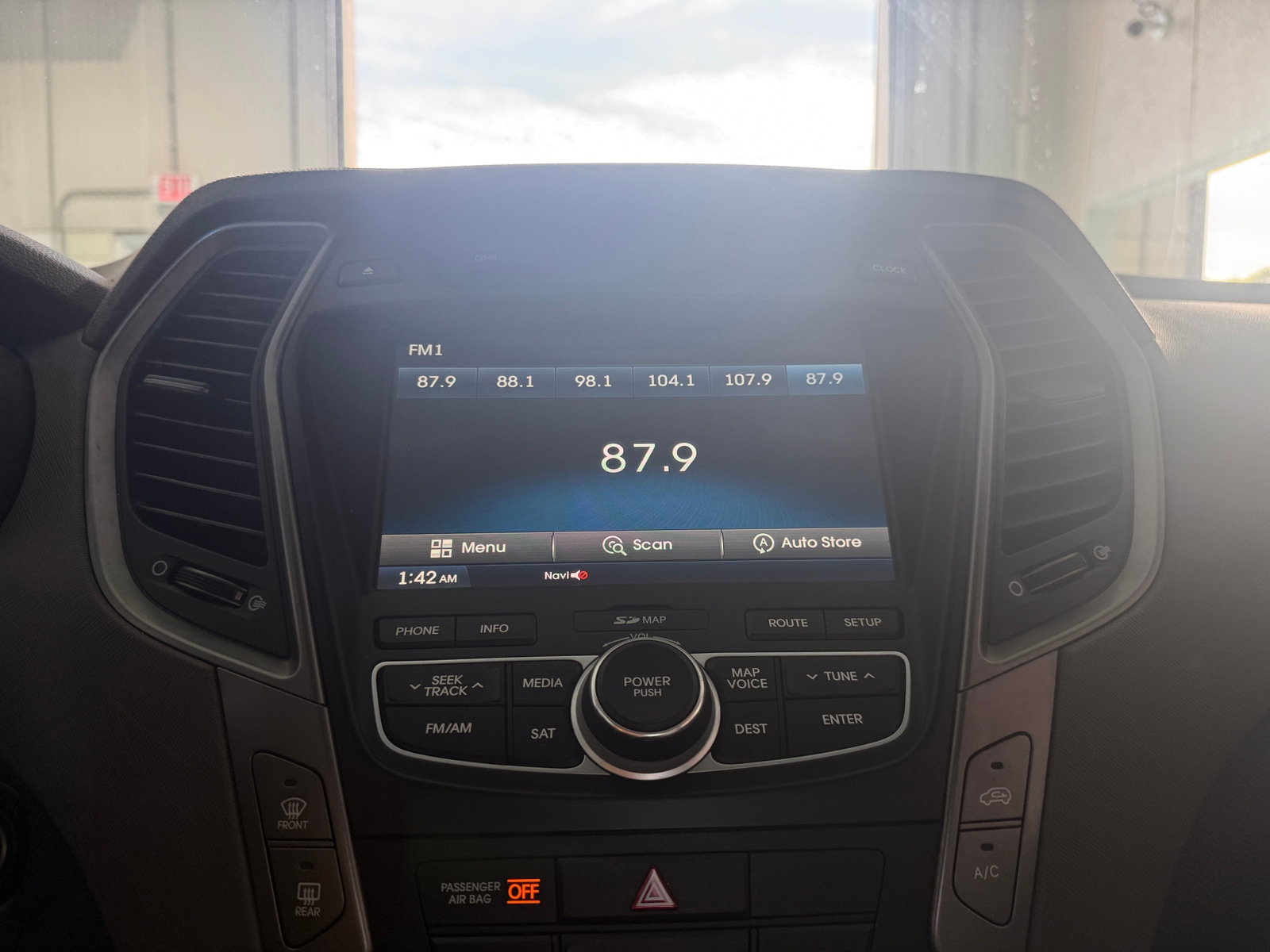 Thumbnail: 2015 Hyundai Santa Fe - 4