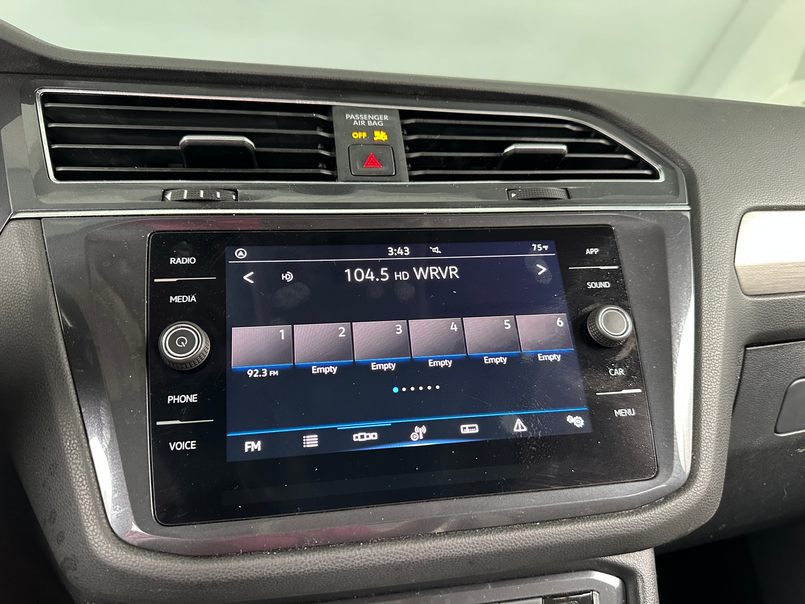 Thumbnail: 2021 Volkswagen Tiguan - 4