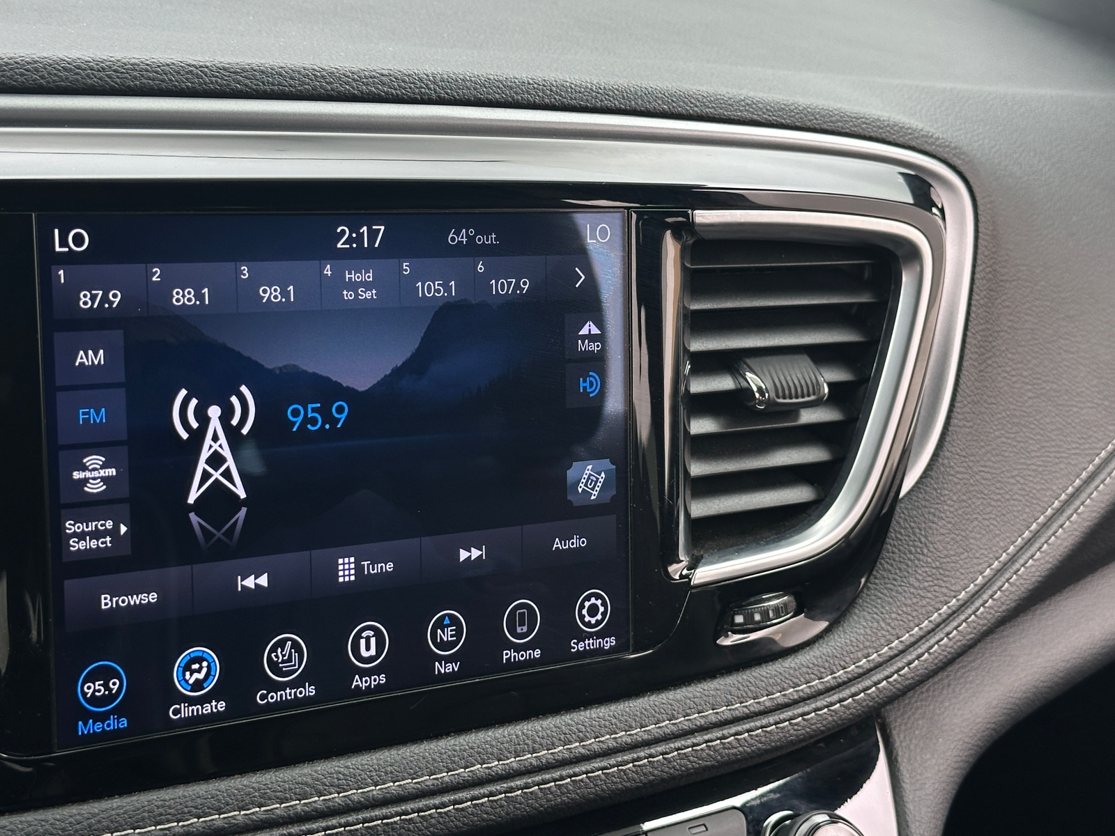 Thumbnail: 2019 Chrysler Pacifica - 3